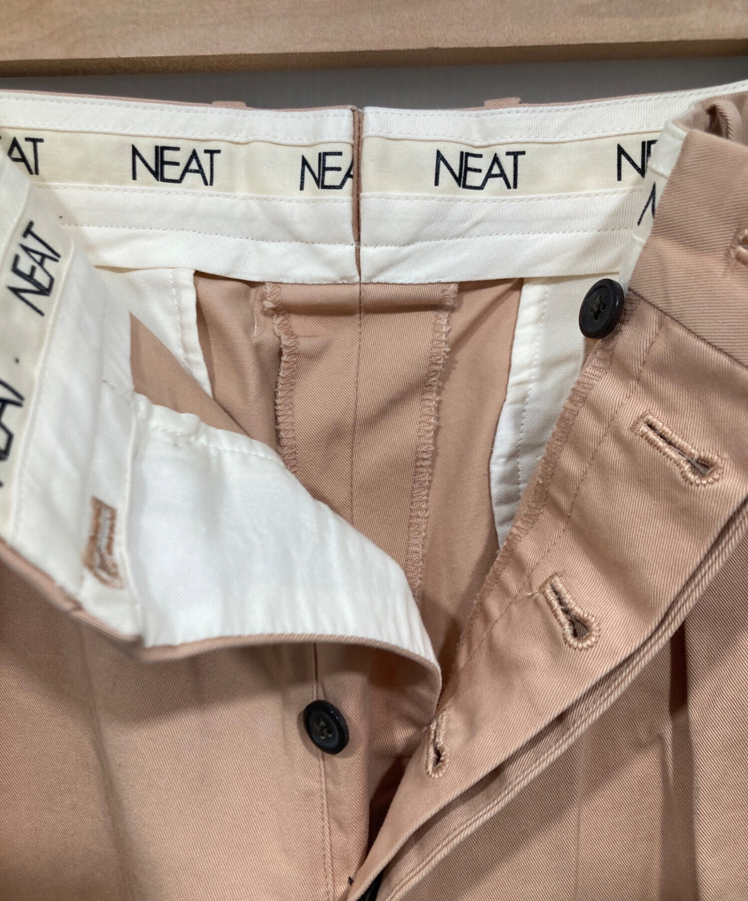 【新品】NEAT ベージュ コーデュロイスラックス 中古・古着通販】NEAT (ニート) スラックス ピンク サイズ:44