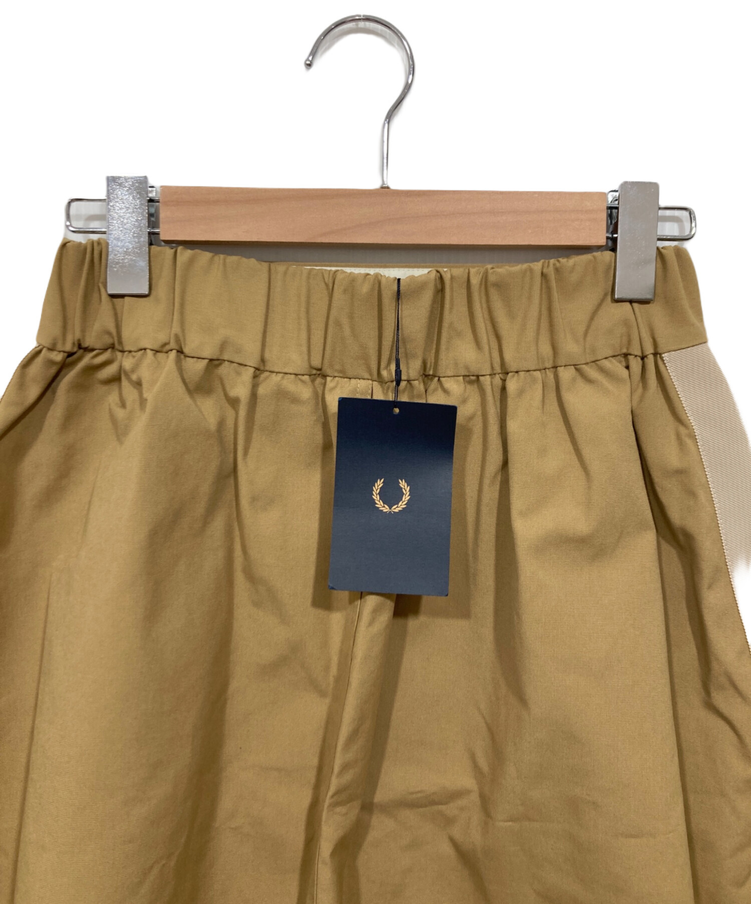 FRED PERRY ベージュ タイトスカート 中古・古着通販】FRED PERRY (フレッドペリー) ラインフレアスカート