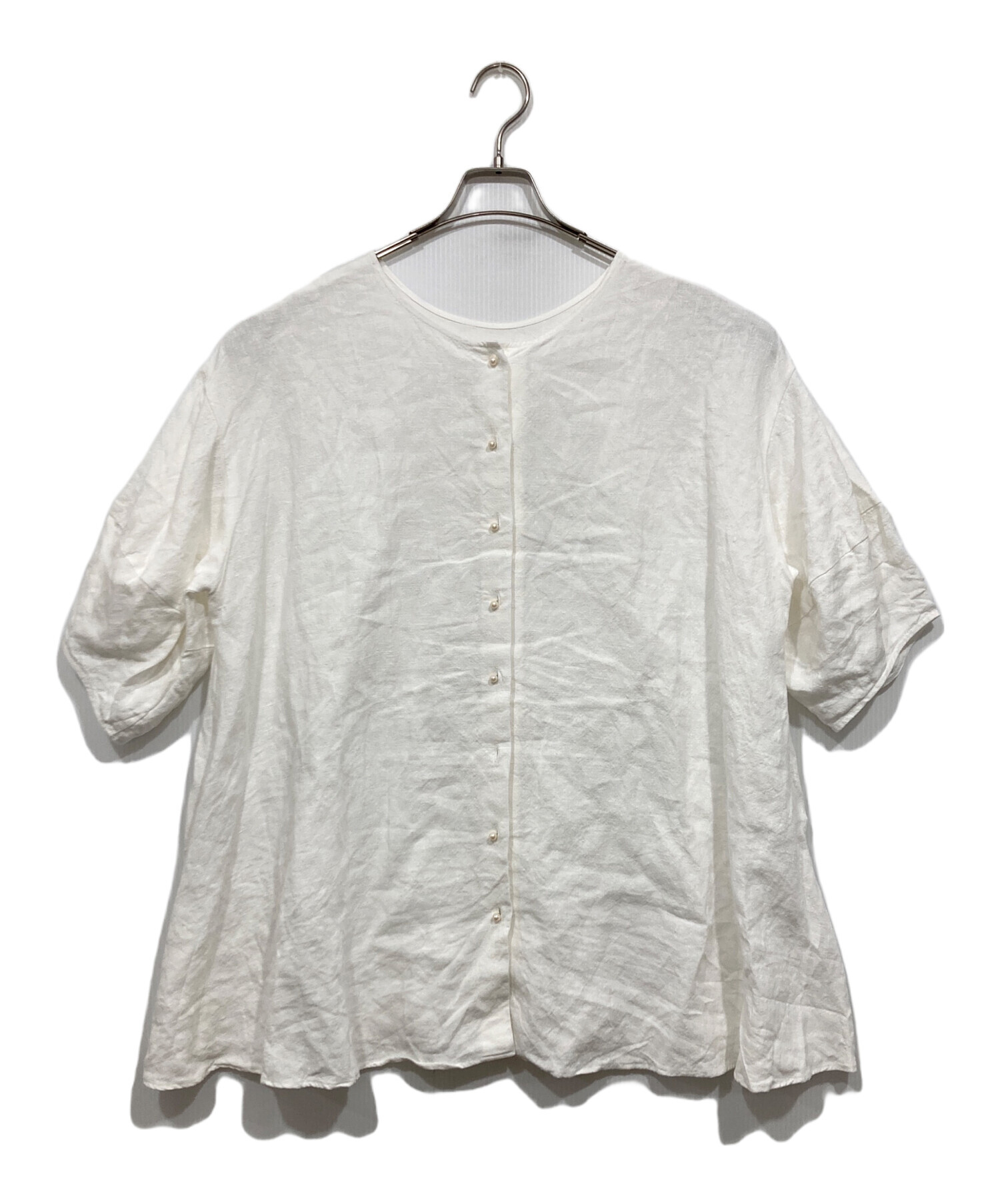 【正規品】ビアズリー  パール釦フレンチブラウス　ホワイト BEARDSLEY（ビアズリー）の「《ビアズリー》パール釦フレンチブラウス