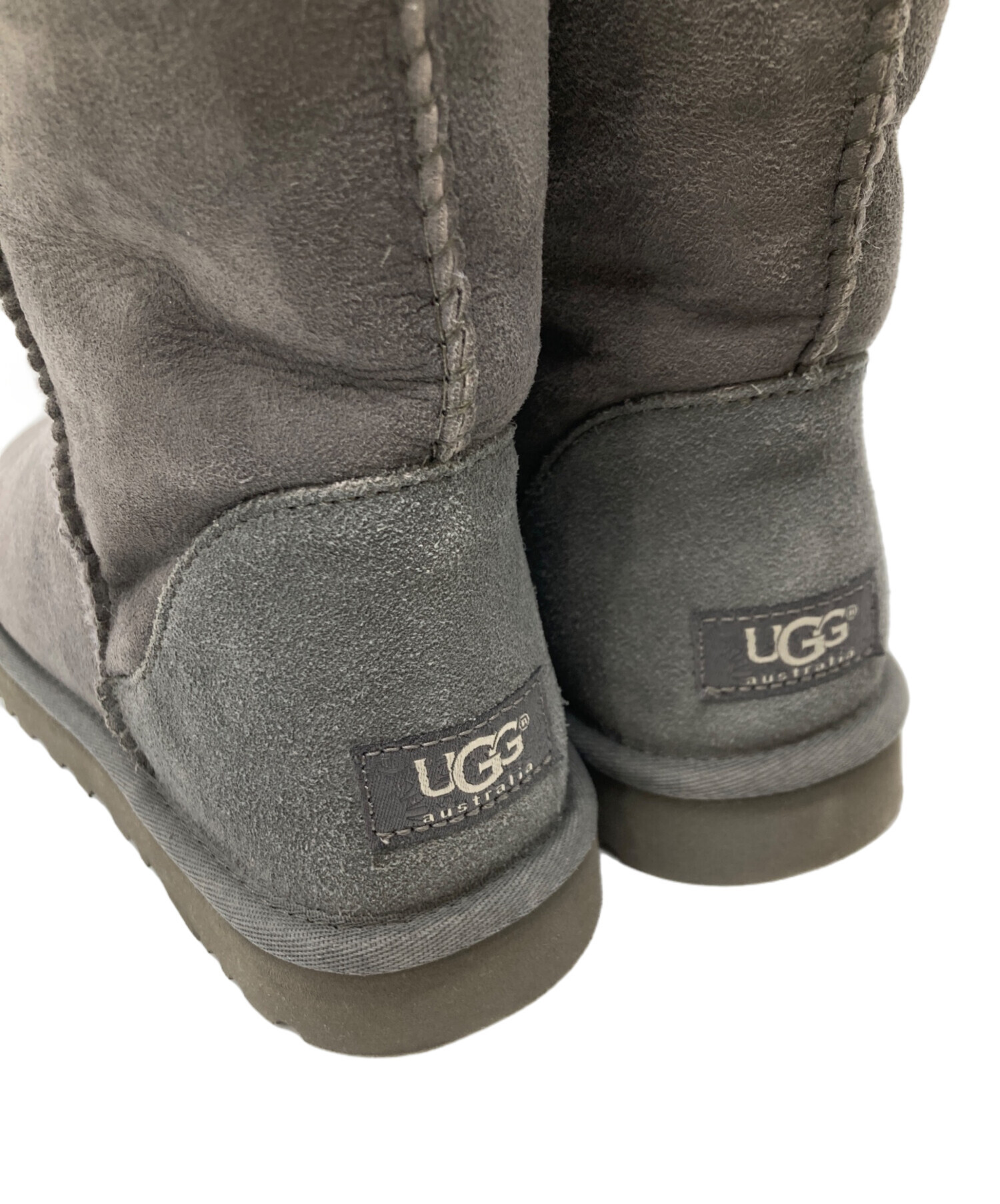 【ぴーこ】UGG ムートンブーツ グレー ロゴ入り　CHOPD 中古・古着通販】UGG (アグ) ムートンブーツ グレー サイズ:26.5