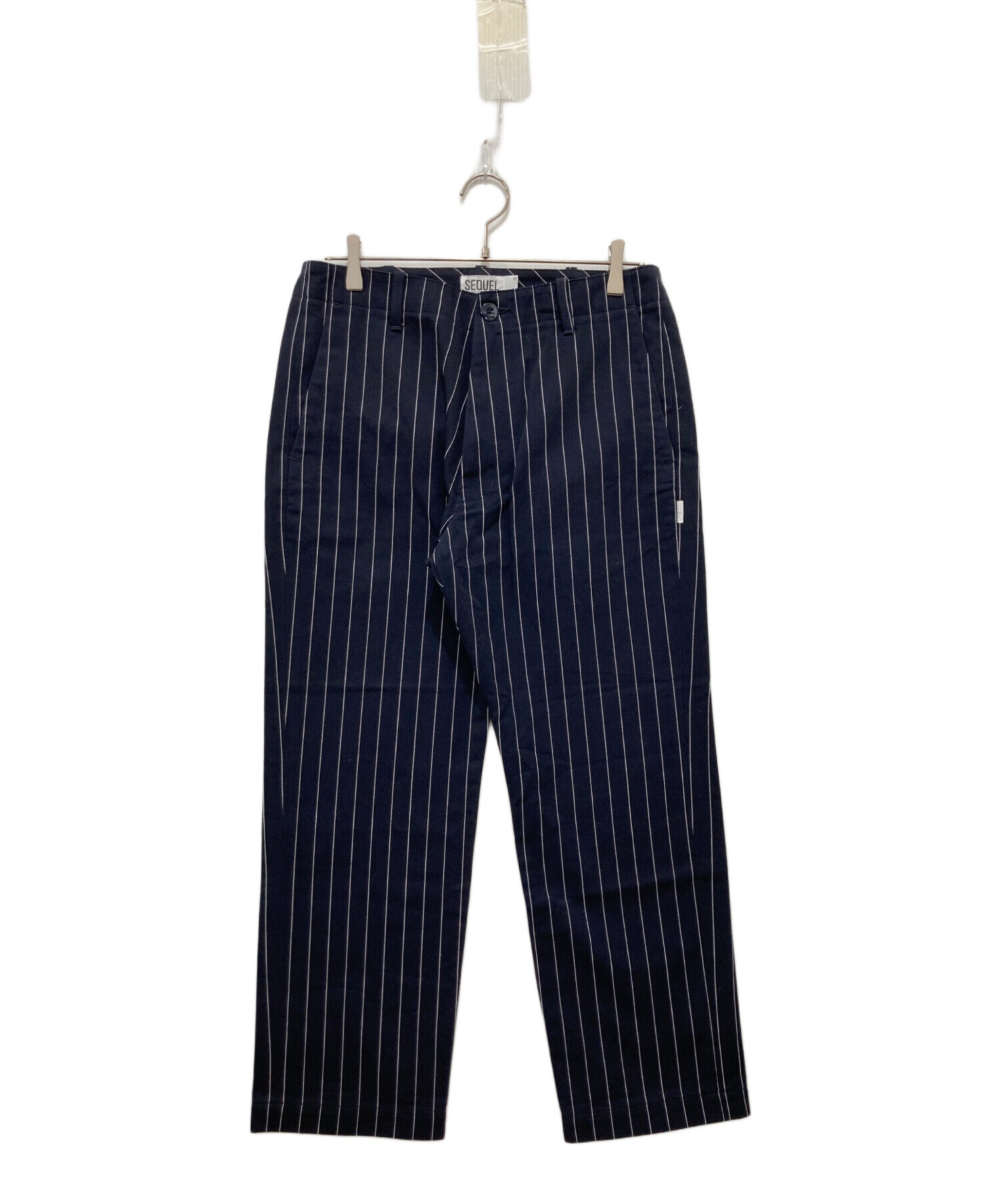 SEQUEL シークエル ボトムス S ネイビー メンズ 中古・古着通販】SEQUEL (シークエル) ストライプパンツ ネイビー