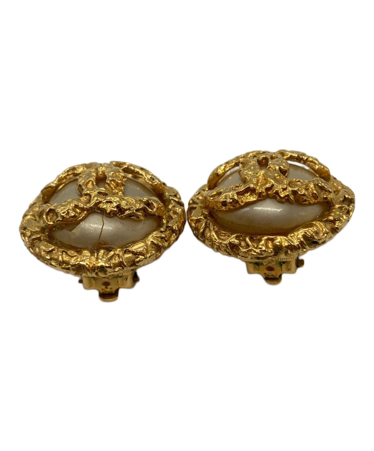 CHANEL ゴールドのダブルCパールイヤリング 中古・古着通販】CHANEL (シャネル) 溶岩ココマークパールイヤリング