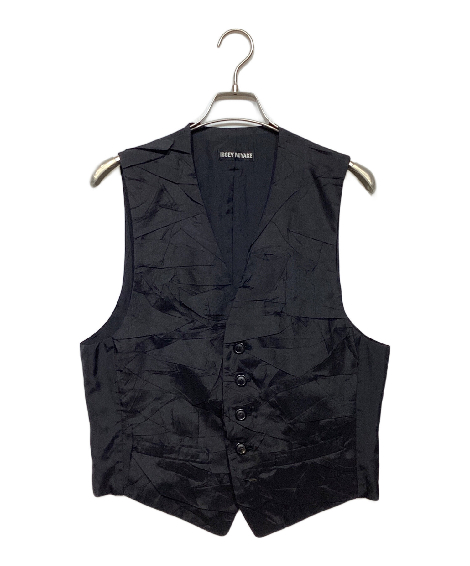 ISSEY MIYAKE MEN イッセイミヤケ プリーツベスト 黒 ブラック 中古・古着通販】ISSEY MIYAKE (イッセイミヤケ) プリーツベスト ME31