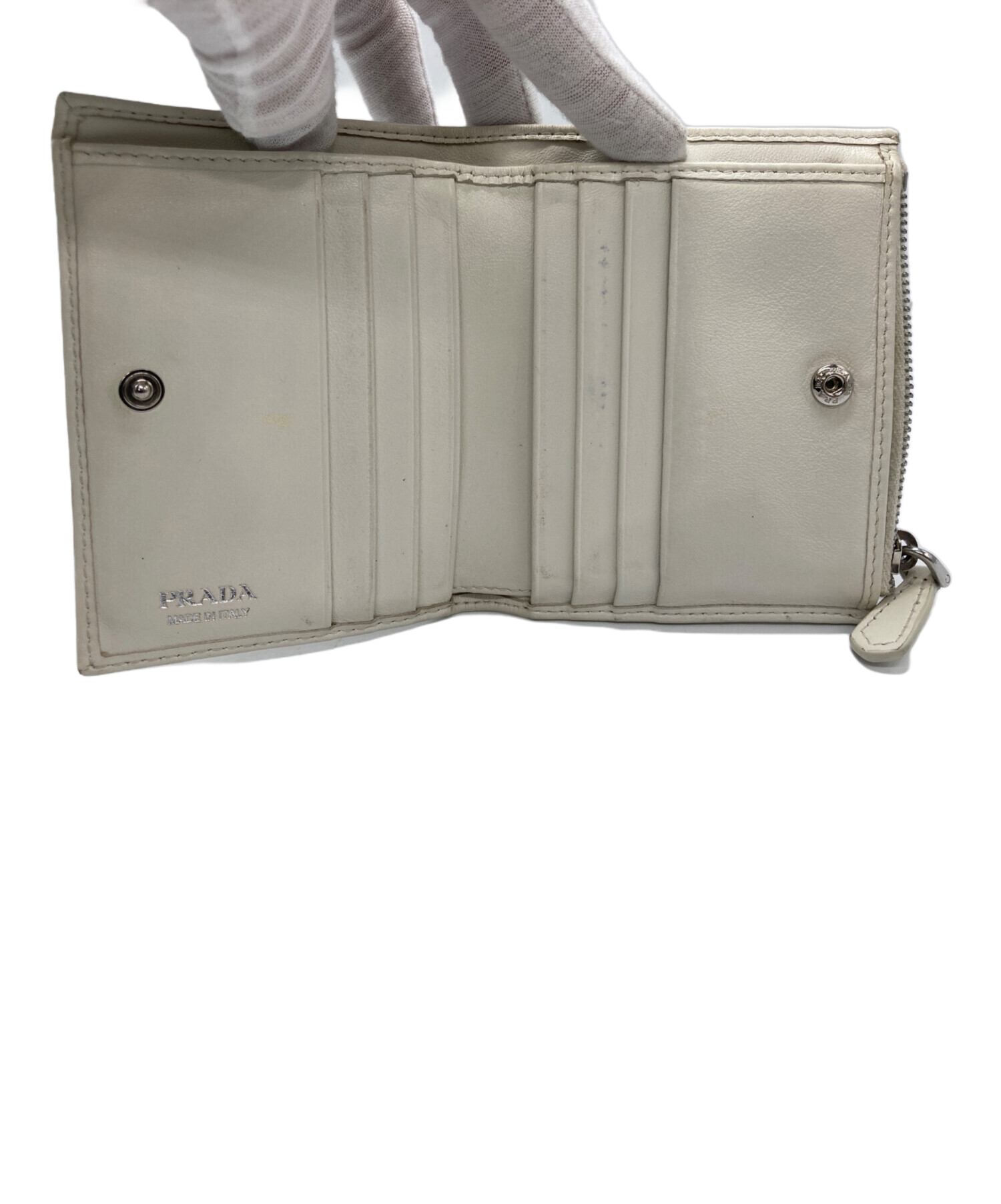 中古・古着通販】PRADA (プラダ) エンボスロゴ2つ折り財布 ホワイト