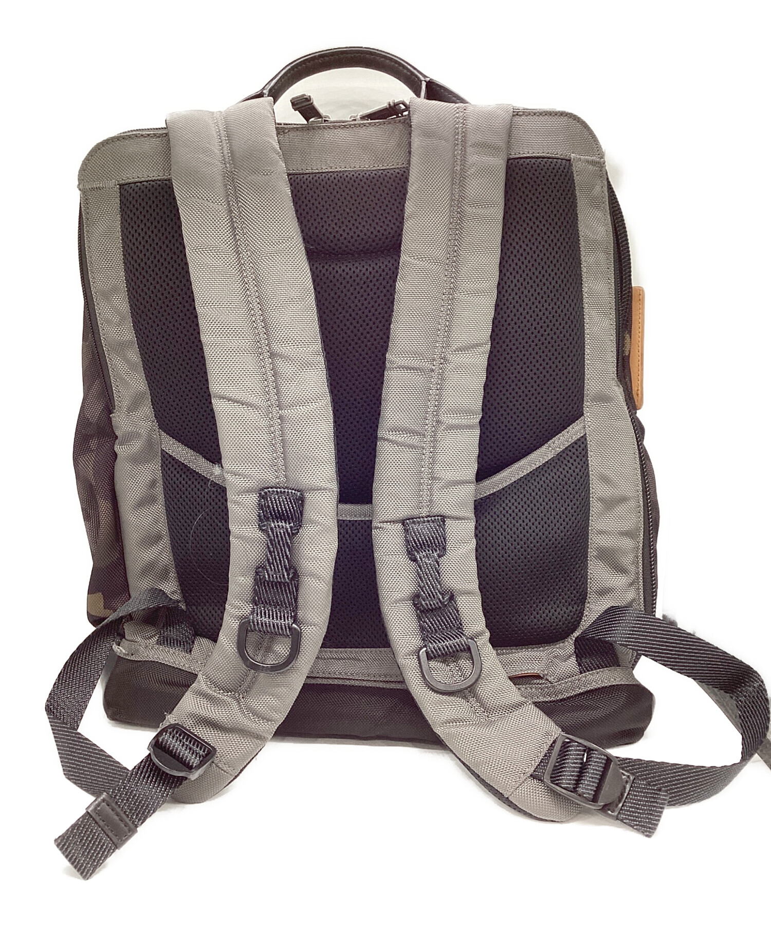 中古・古着通販】TUMI (トゥミ) カモ柄リュック カーキ｜ブランド