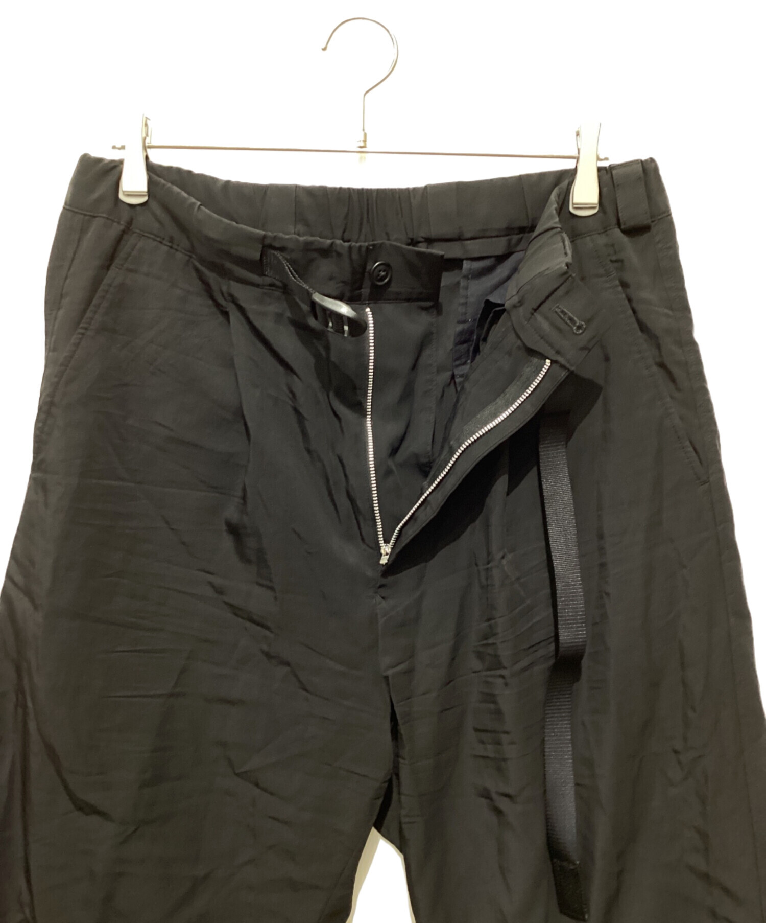 中古・古着通販】Ujoh (ウジョー) テープベルト1タックパンツ ブラック  