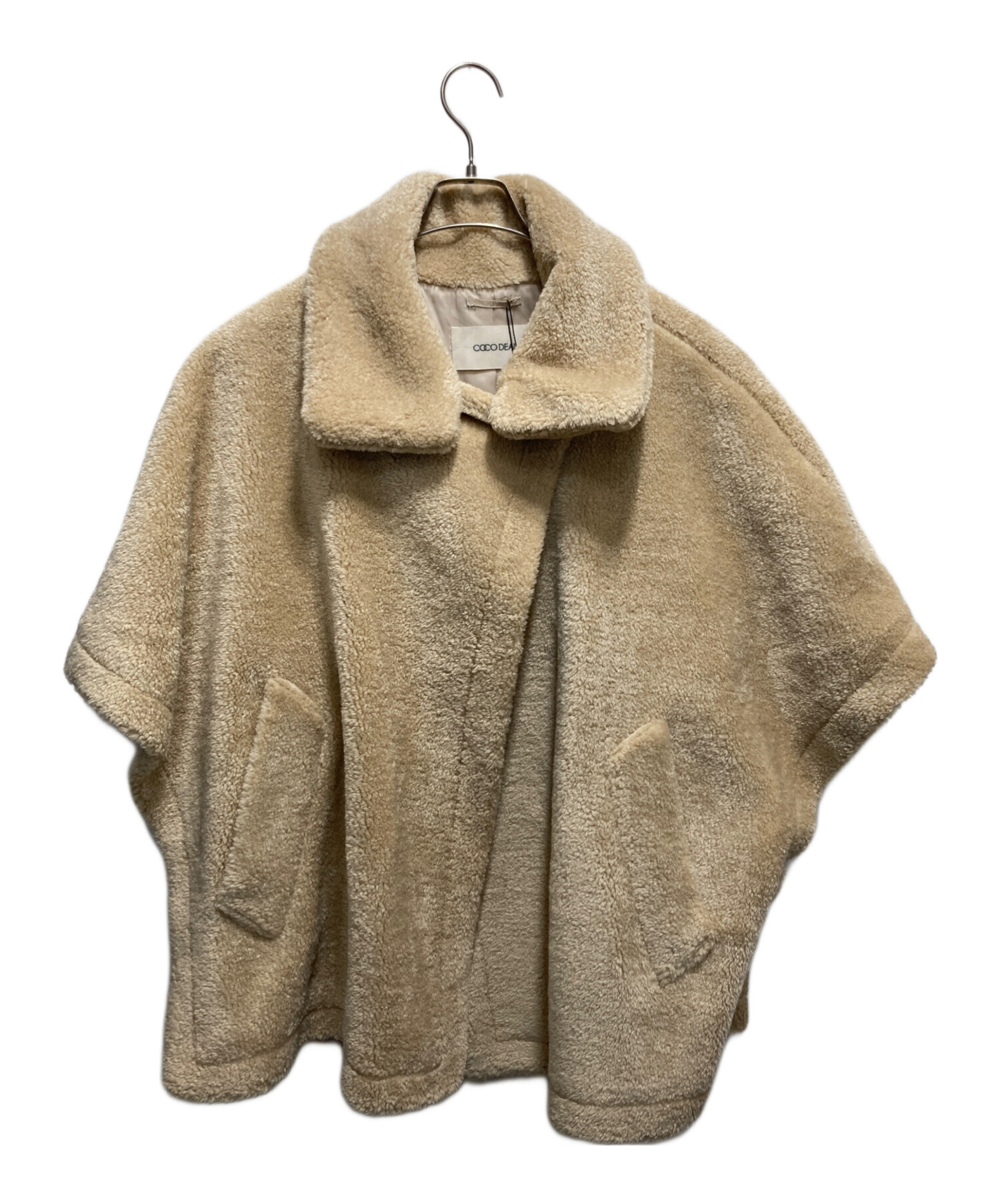 【新品未使用】ココディール ボアケープコート 中古・古着通販】COCODEAL (ココディール) ボアケープコート ベージュ