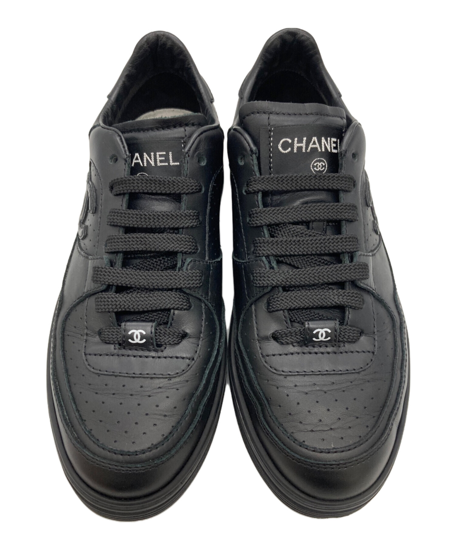 CHANEL ブラックレザー ロゴスニーカー 中古・古着通販】CHANEL (シャネル) CCロゴローカットスニーカー