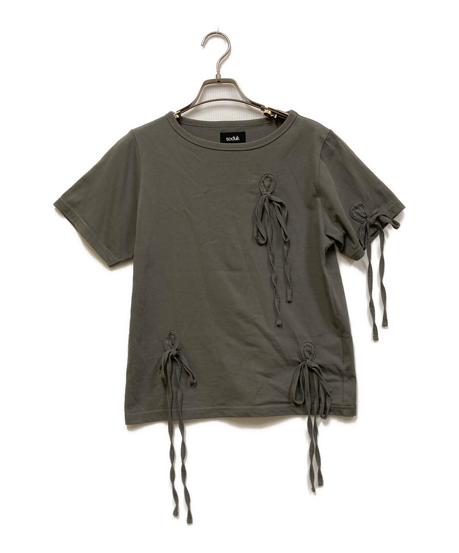 美品 soduk スドーク ボウタイ リボンニット 中古・古着通販】soduk (スドーク) リボンデザインTシャツ
