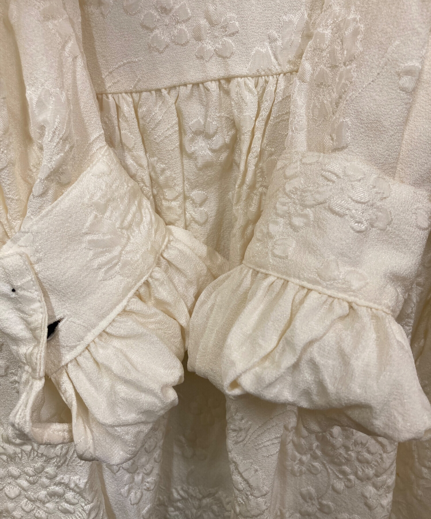 ohga ジャガードギャザーブラウス ホワイト 中古・古着通販】OHGA (オオガ) ジャガードペプラムギャザーブラウス