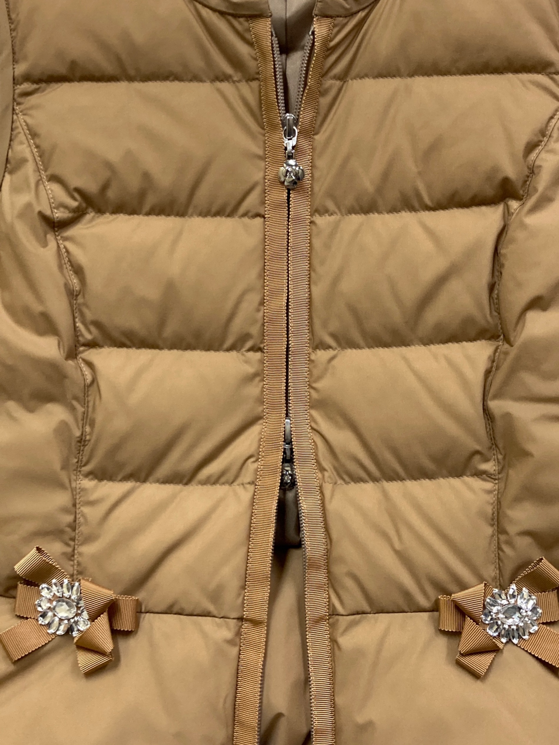 タグ付き エムズグレイシー ダウンベスト リボン ベージュ 38サイズ タグ付き エムズグレイシー ダウンベスト リボン ベージュ 38サイズ