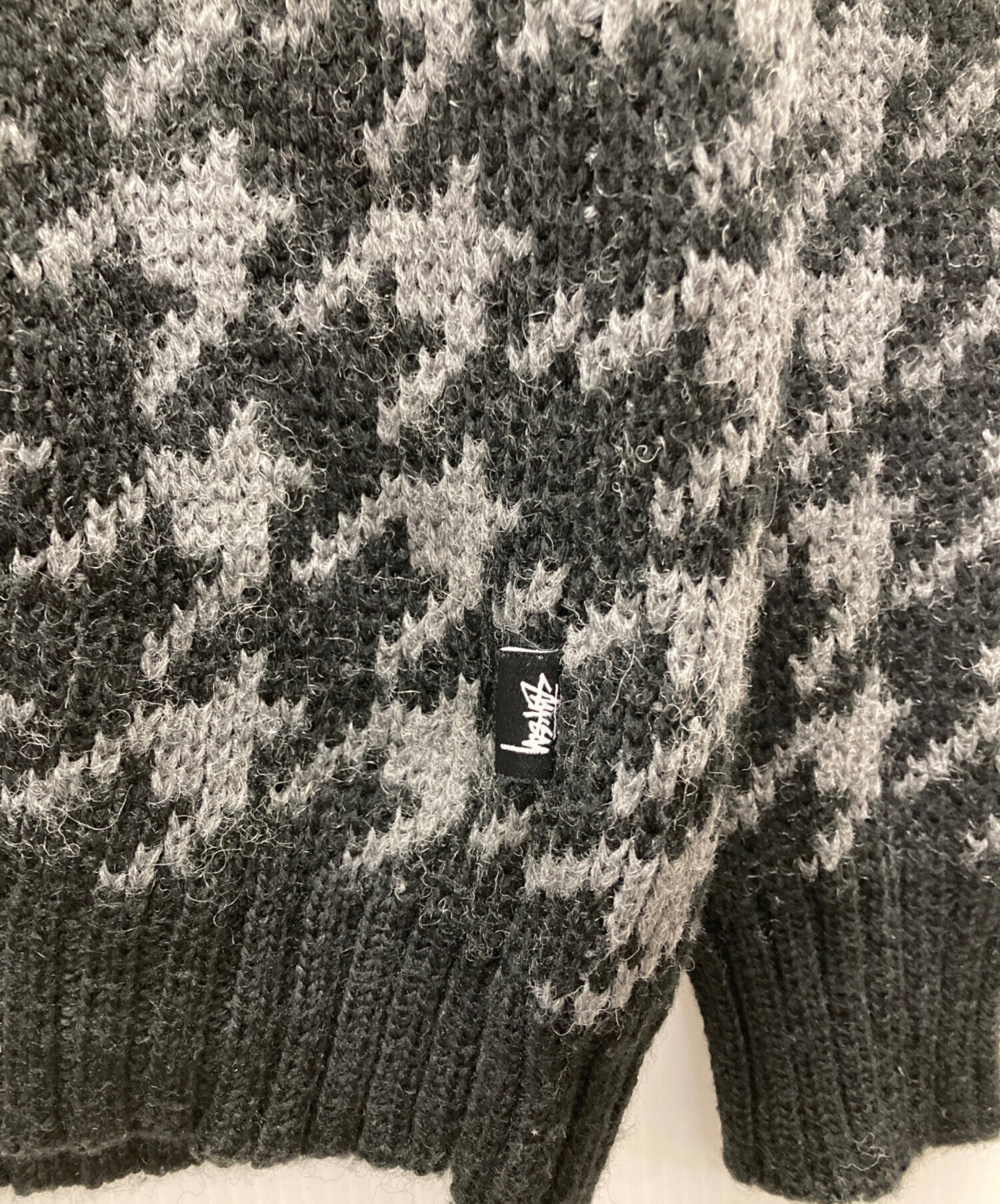 ステューシー　ワンポイント刺繍ロゴ ベスト 千鳥格子　LARGE 中古・古着通販】stussy (ステューシー) 千鳥柄ニット ブラック サイズ