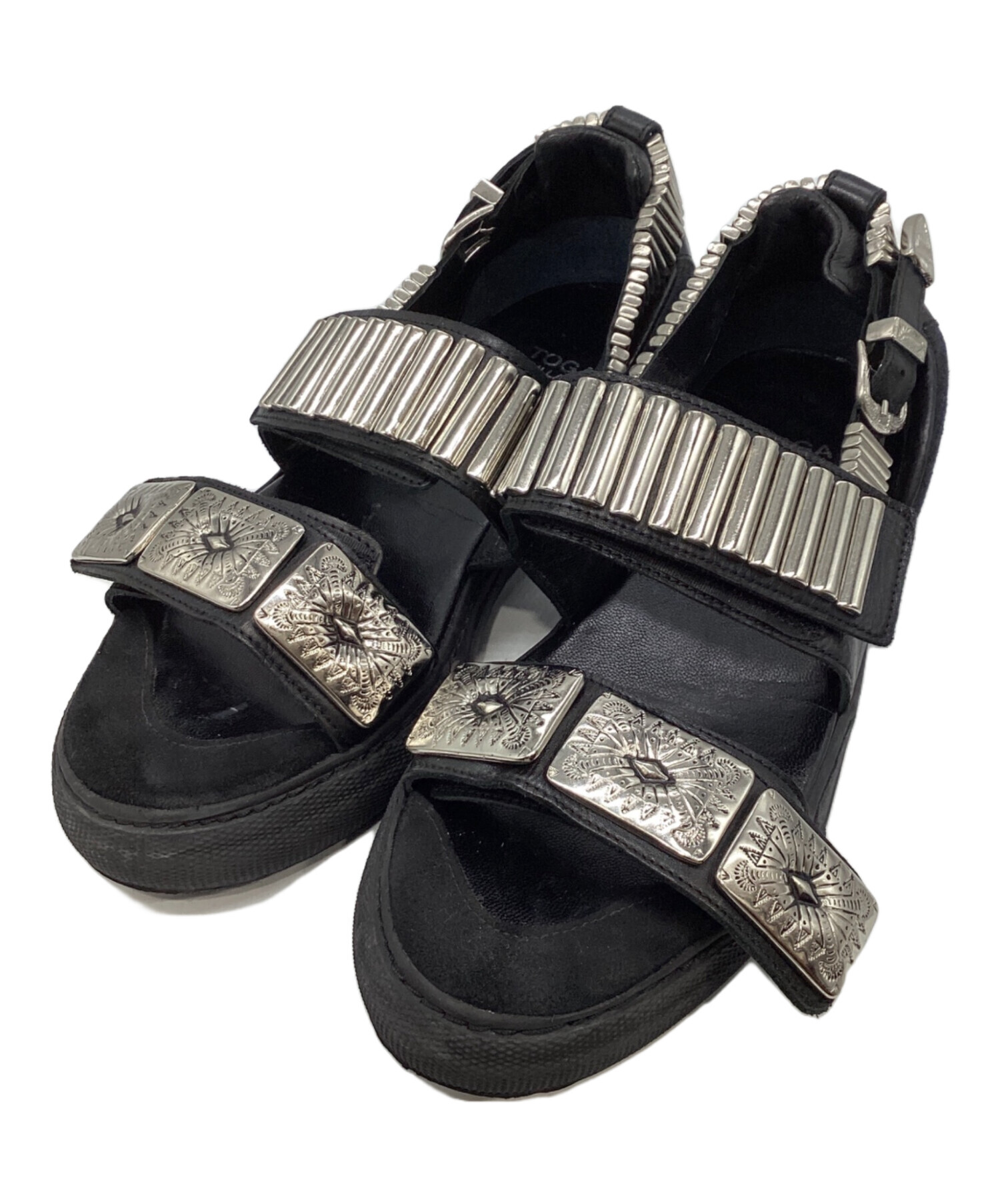 じ*様 【付属付確実正規】TOGA ブラック サンダル メタル装飾 TOGA PULLA（トーガ プルラ） トーガ プルラ サボ サンダル Eyelet