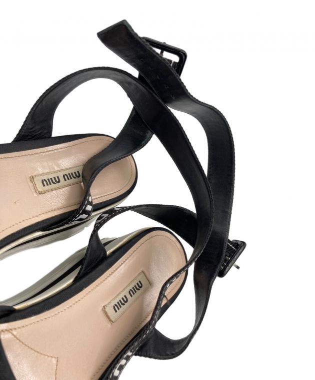 miu miu ブラック クロスストラップ サンダル 中古・古着通販】MIU MIU (ミュウミュウ) 厚底ロゴストラップサンダル