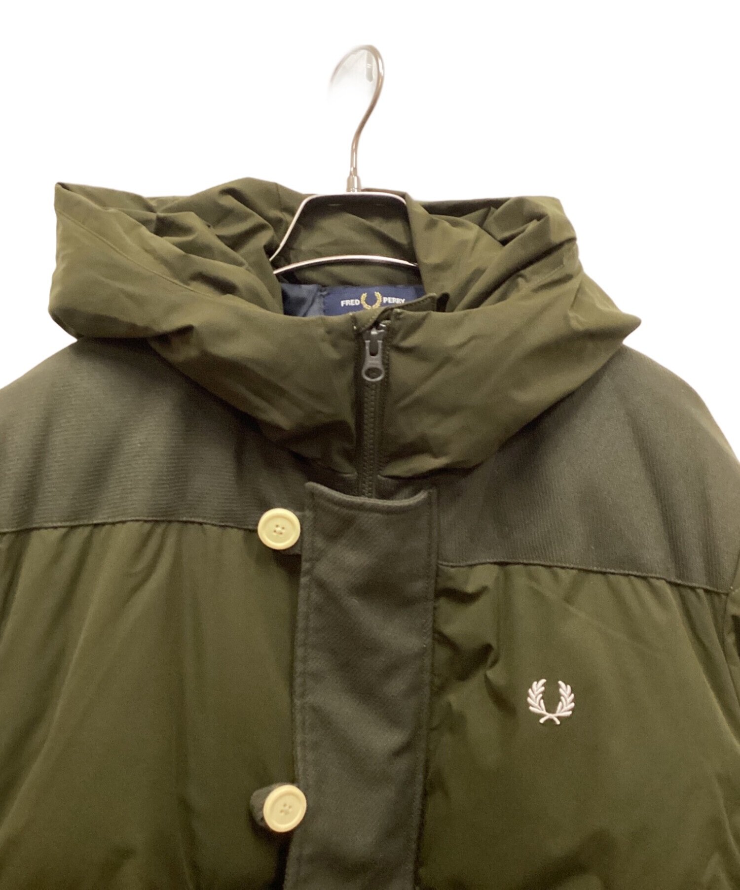 中古・古着通販】FRED PERRY (フレッドペリー) ダウンコート オリーブ 中古・古着通販】FRED PERRY (フレッドペリー) ダウンコート オリーブ