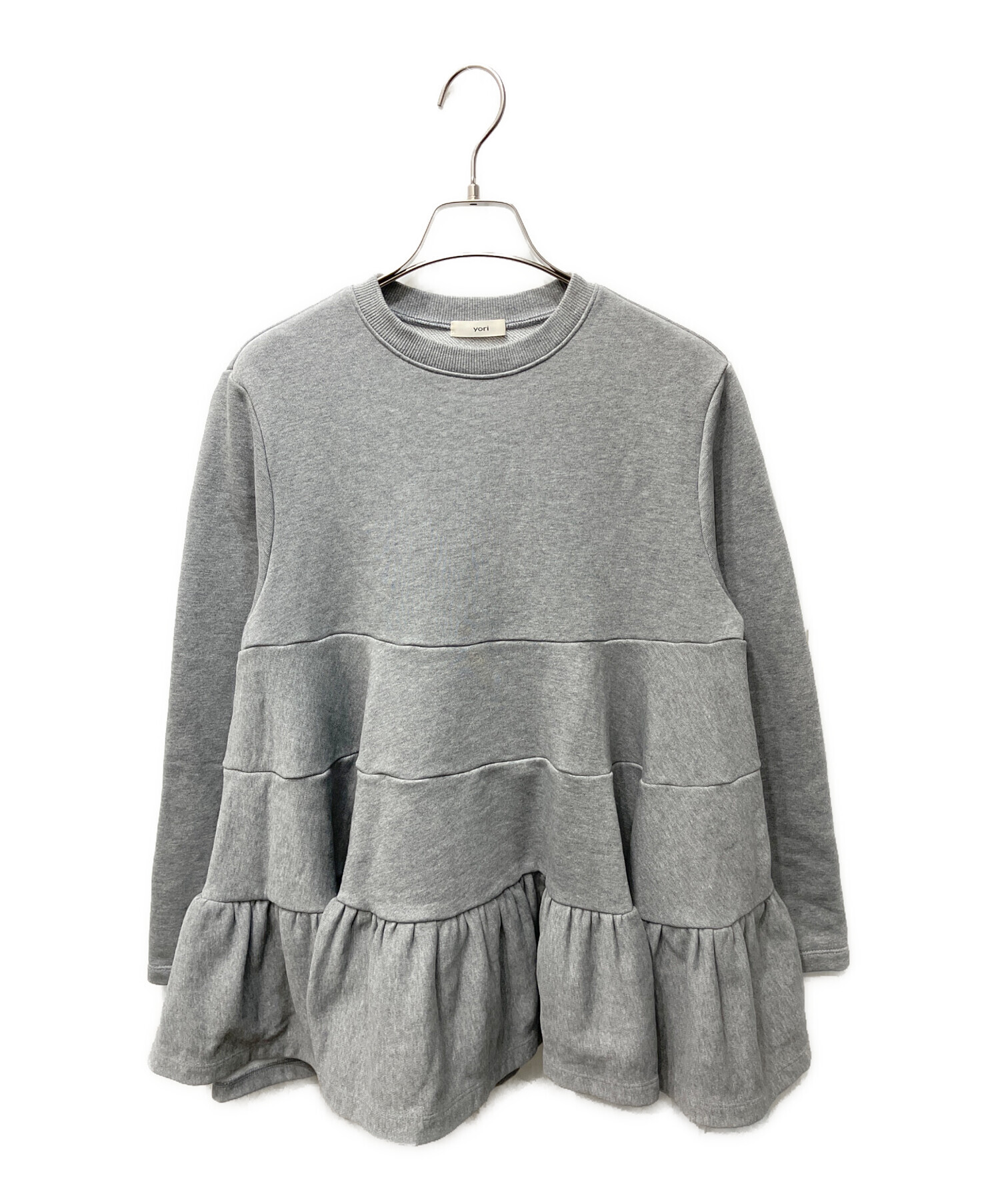 yori フリル　スウェット　グレー 中古・古着通販】yori (ヨリ) 速乾裏毛ティアードフリルカットソー