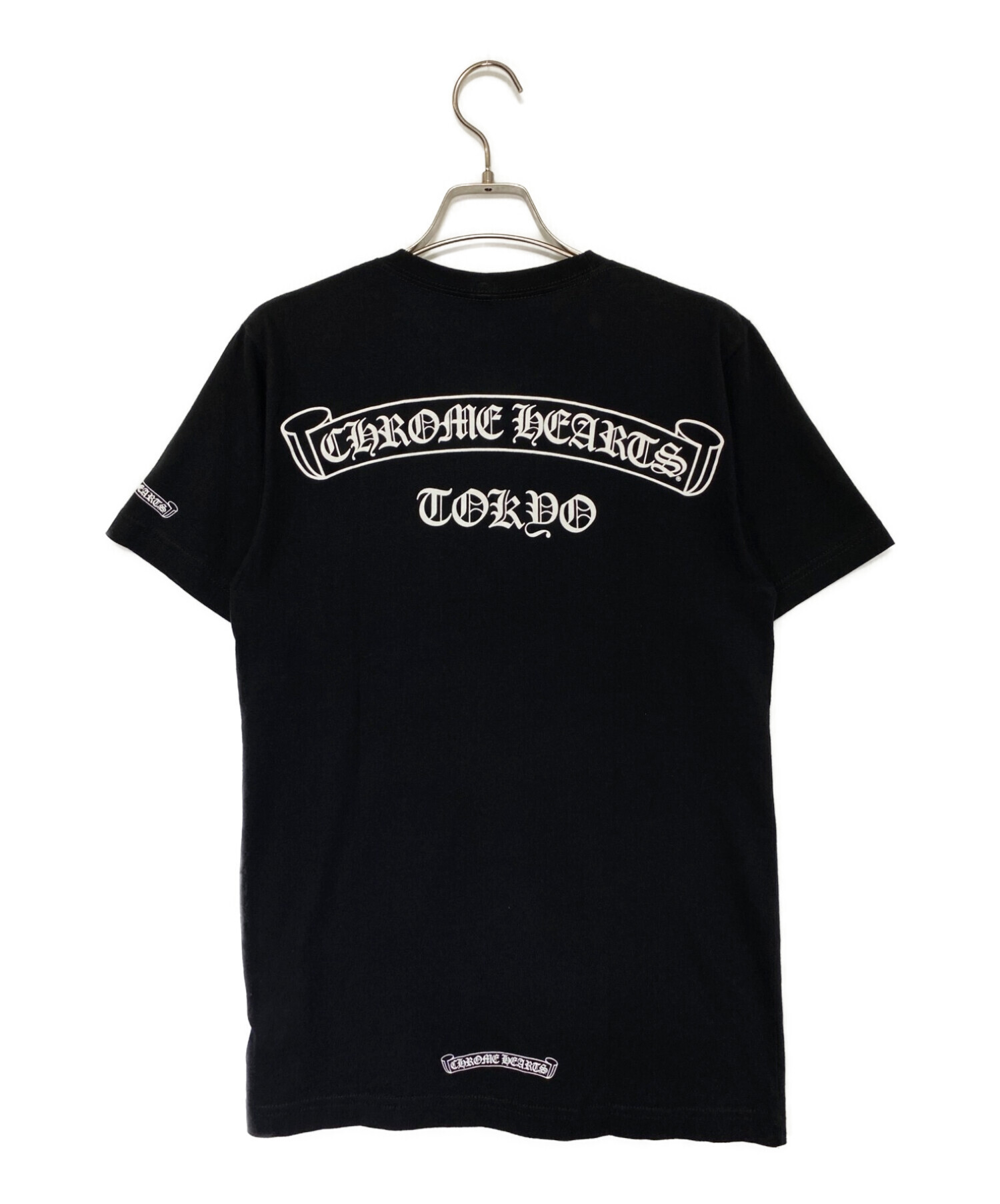 クロムハーツ/TOKYO WORDS SS TEE BLACK 東京限定Tシャツ 中古・古着通販】CHROME HEARTS (クロムハーツ) Tokyo Scroll Tee