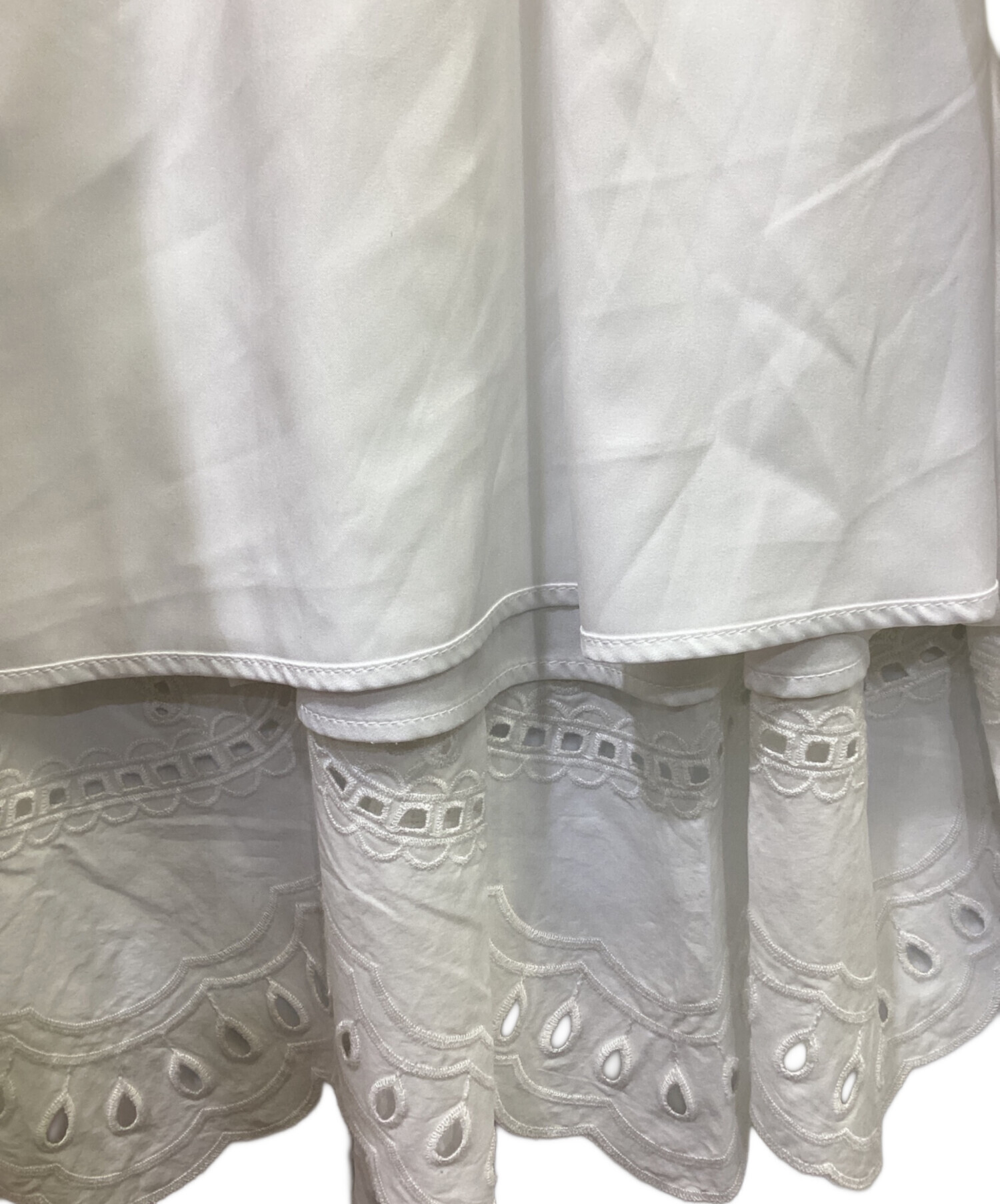 中古・古着通販】CADUNE (カデュネ) アイレット刺繍ティアード 中古・古着通販】CADUNE (カデュネ) アイレット刺繍ティアード