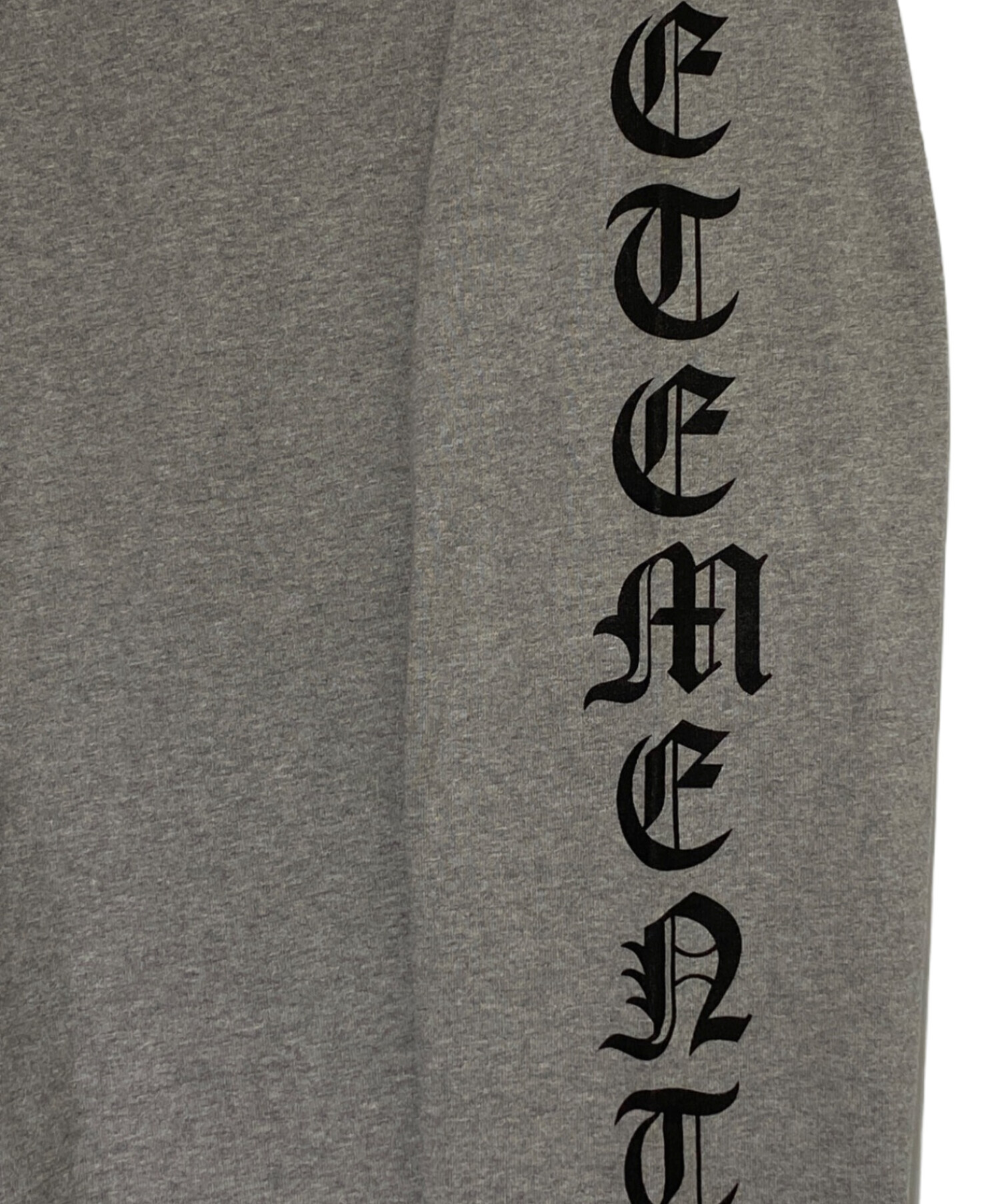 中古・古着通販】VETEMENTS (ヴェトモン) Gothic Font Longsleeve Tee 