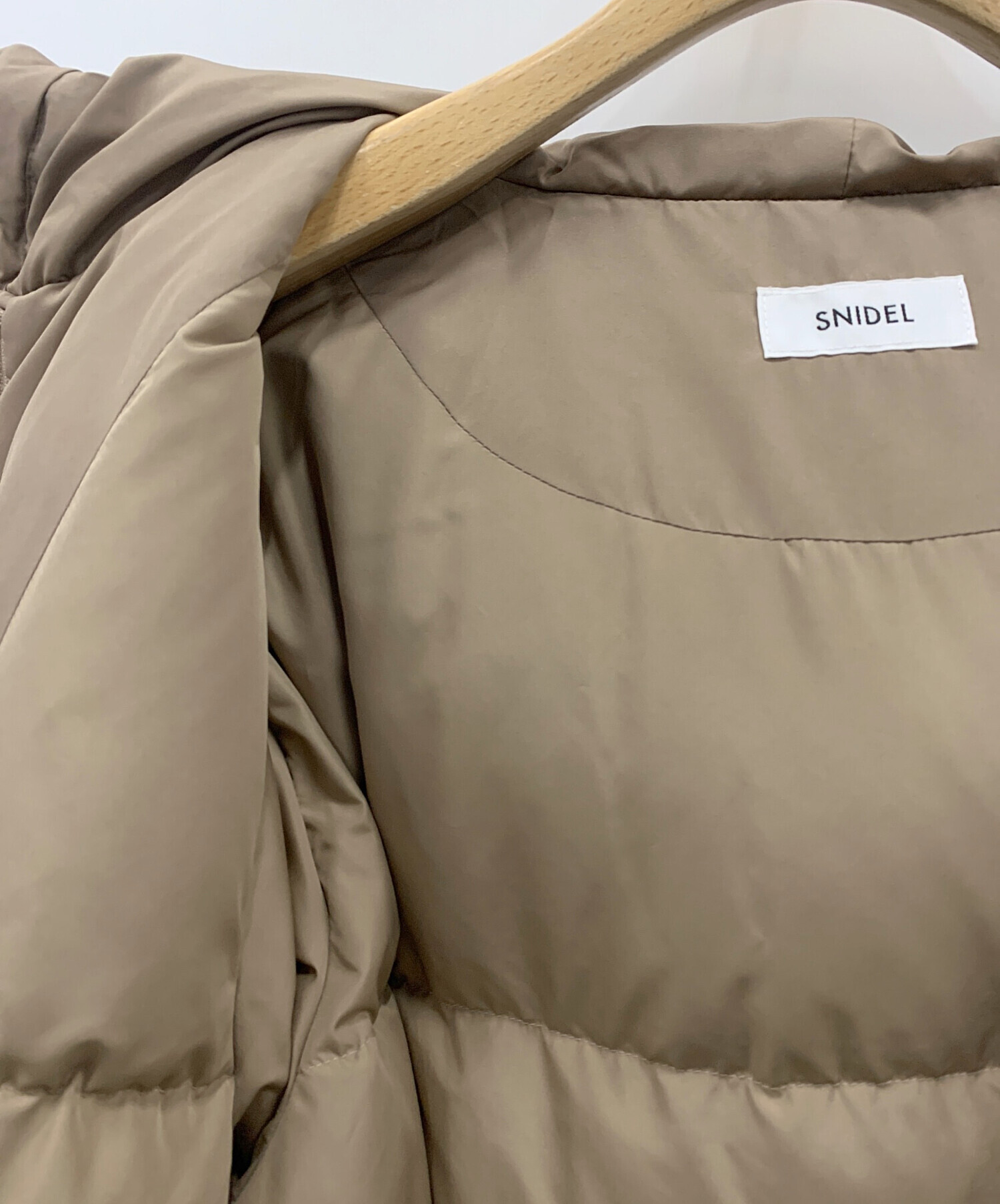 【新品未使用タグ付き】SNIDEL 西川モッズダウンコート ピンクベージュ SNIDEL（スナイデル）の「西川レディモッズダウンコート（ダウン