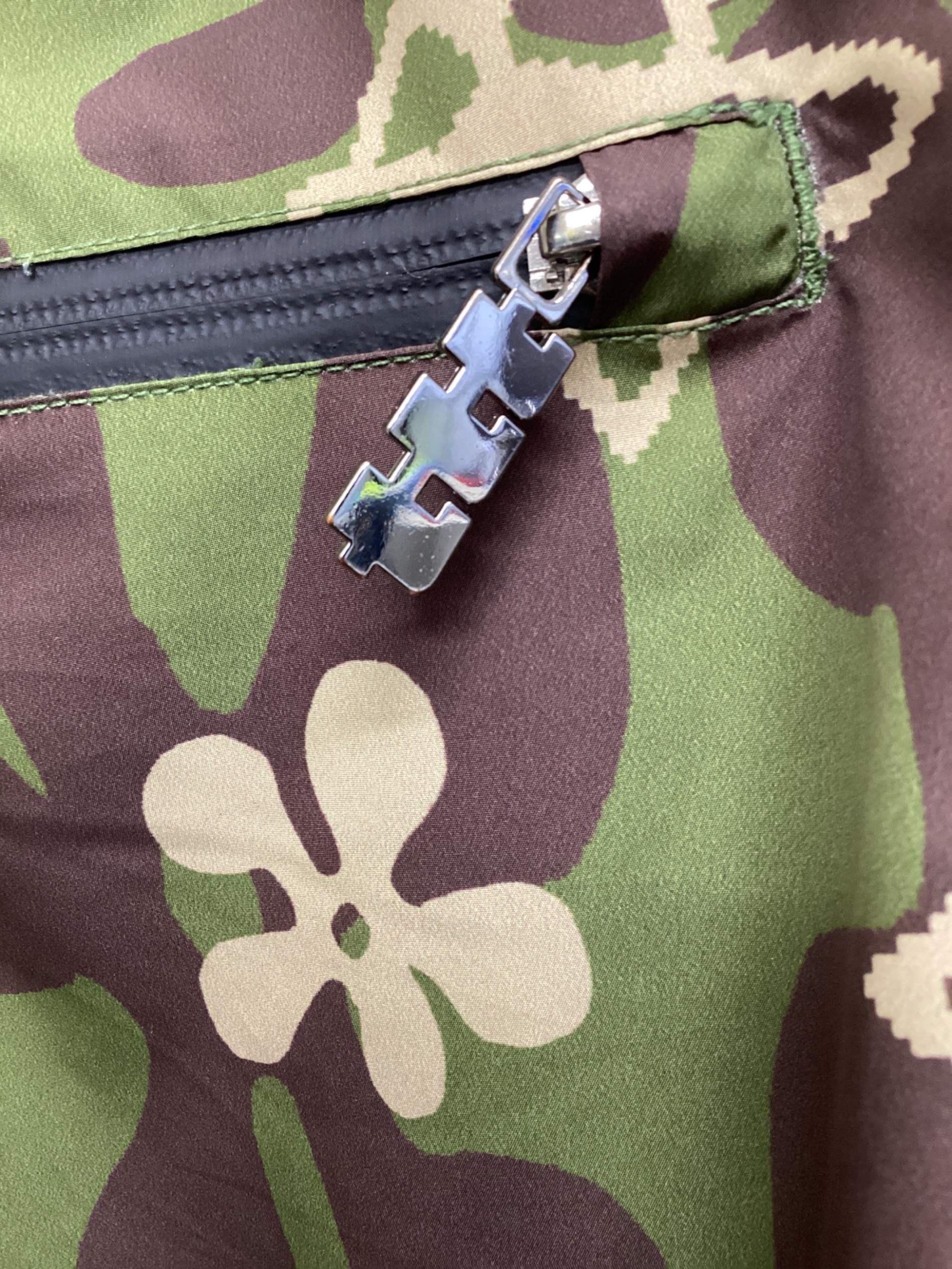 【タグ付】TTT MSW 24SS ナイロンパンツ 花柄チャーム 緑 M 中古・古着通販】TTT MSW (ティー) フラワーカモトラックパンツ