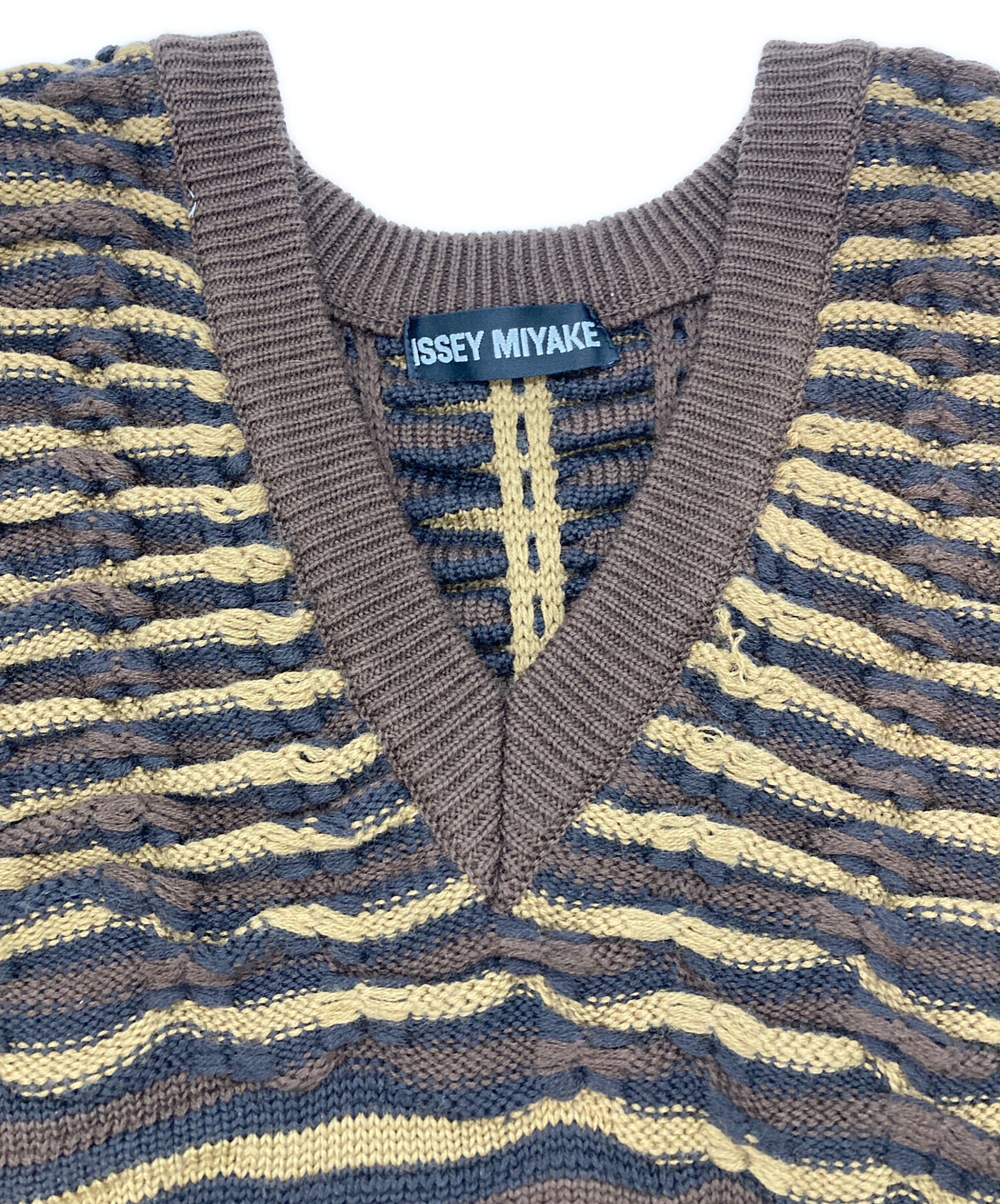 中古・古着通販】ISSEY MIYAKE (イッセイミヤケ) Vネック3D 中古・古着通販】ISSEY MIYAKE (イッセイミヤケ) Vネック3D