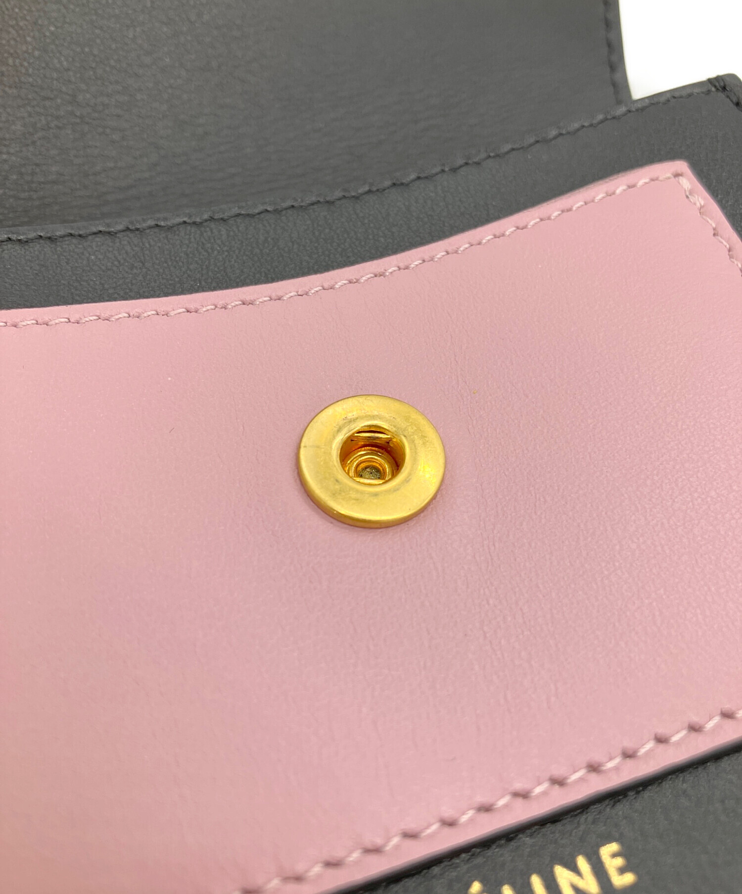 CELINE(セリーヌ) 長財布 ポケット トライフォールデッドマルチファンクション 黒×ピンクベージュ レザー 中古・古着通販】CELINE (セリーヌ) フィービートライフォールデッド