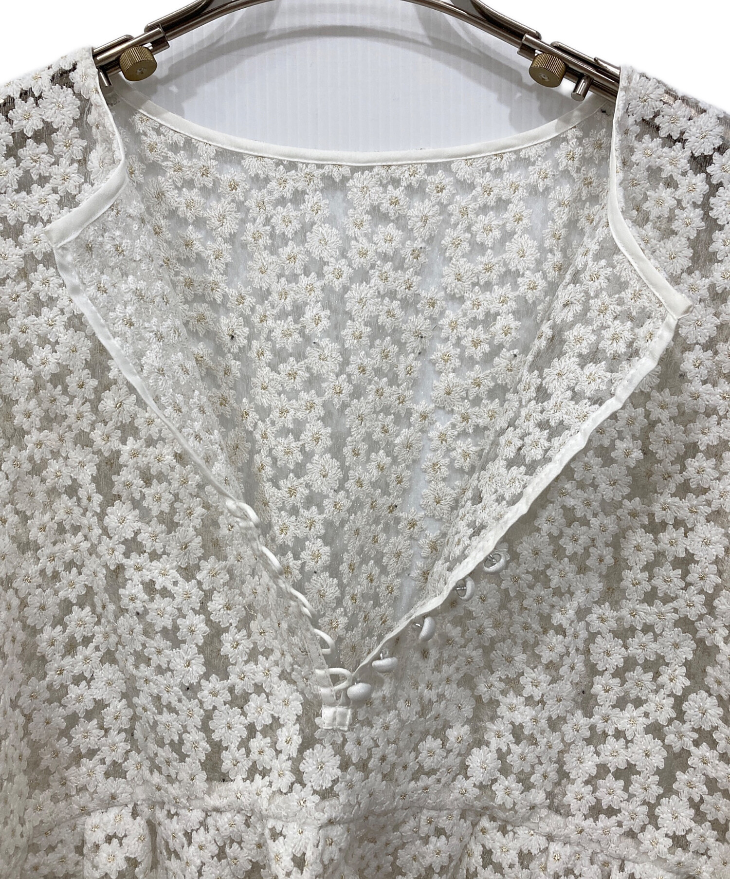 お値下げ 新品タグ付 JUSGLITTY 刺繍ブラウス 中古・古着通販】JUSGLITTY (ジャスグリッティー) ミニブーケ刺繍
