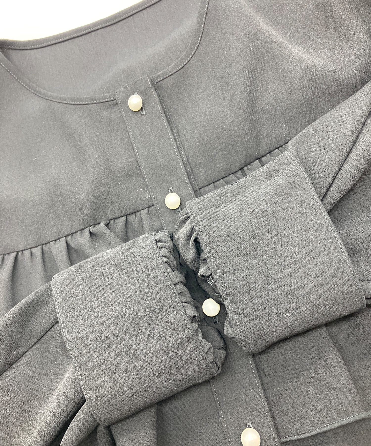 Rene パールボタン フリル ブラウス シャツ ホワイト 長袖 比翼 襟 32 中古・古着通販】Rene (ルネ) パールボタンフリルブラウス 5431170
