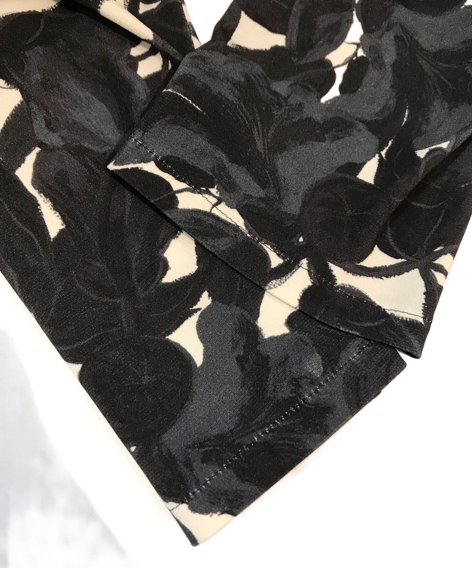 【美品】 kay me 長袖ワンピース 絞り 9 ブラック 総柄 小花柄 中古・古着通販】kay me (ケイミー) ムーンフラワーヴィーナス