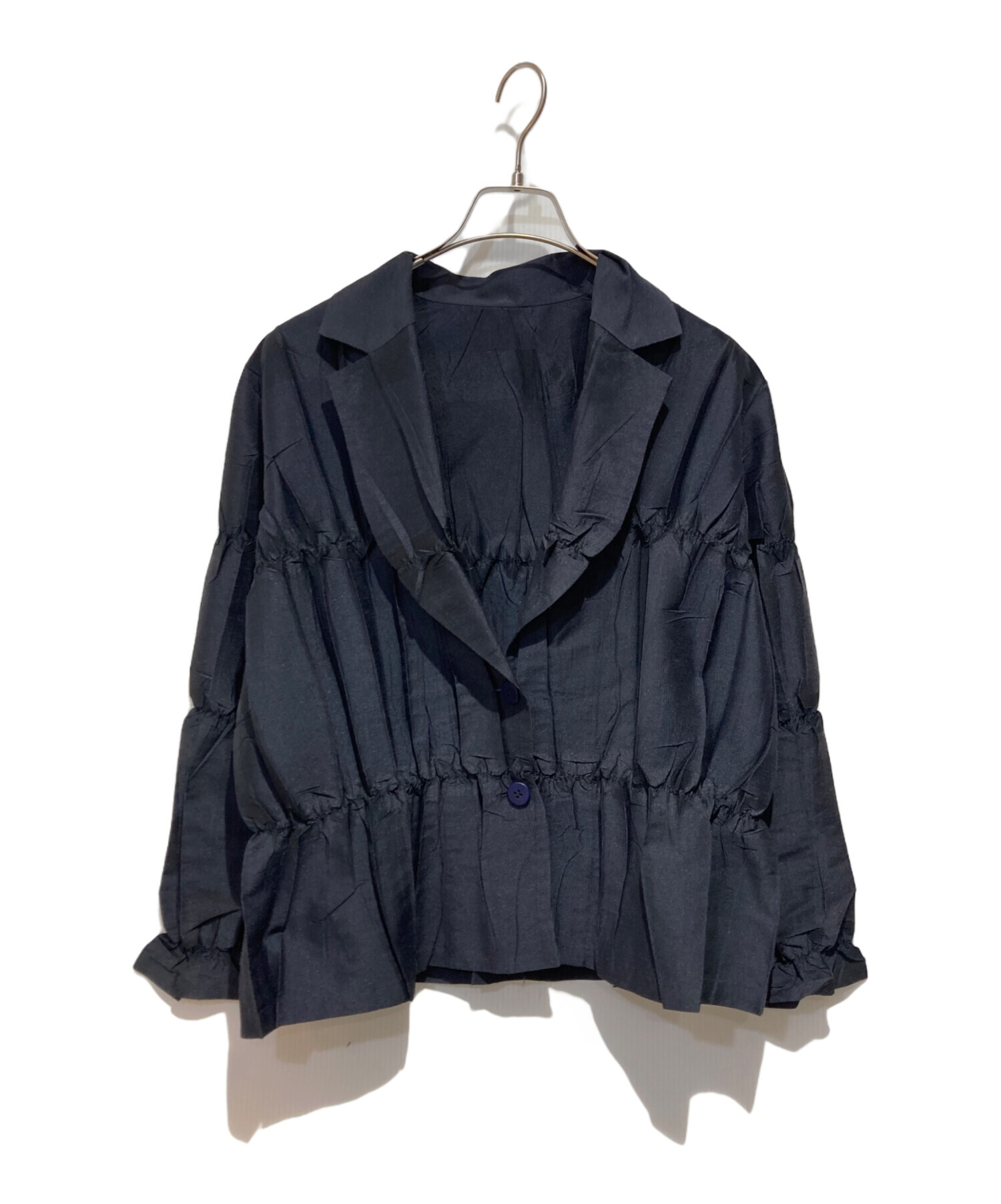 ISSEYMIYAKE(イッセイミヤケ) アンサンブル レディース - ネイビー ギャザー 中古・古着通販】ISSEY MIYAKE (イッセイミヤケ) シワプリーツ