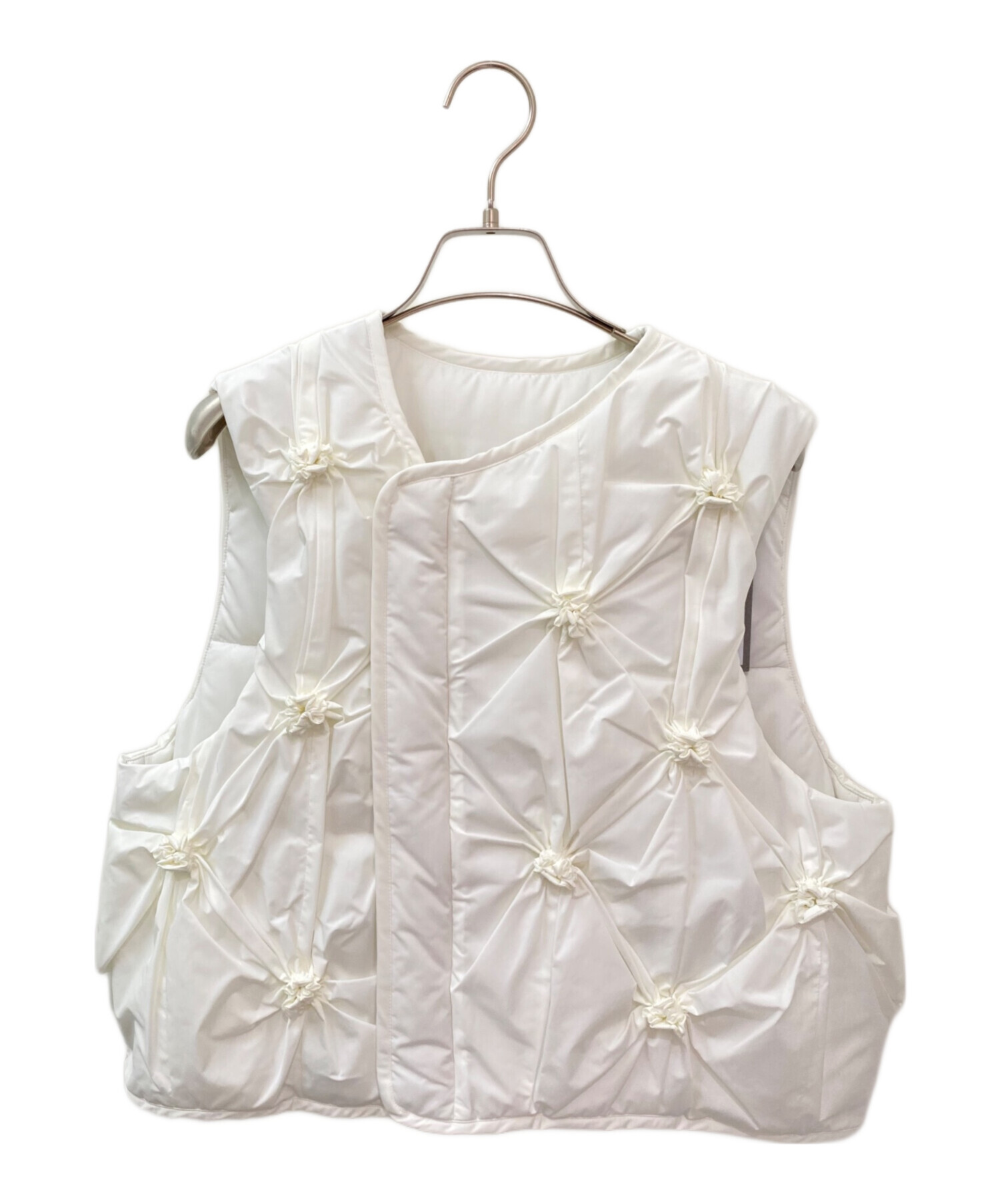 ENFOLD エンフォルド フラワーギャザーベスト ホワイト 白 中古・古着通販】ENFOLD (エンフォルド) FLOWER-GATHER VEST ホワイト