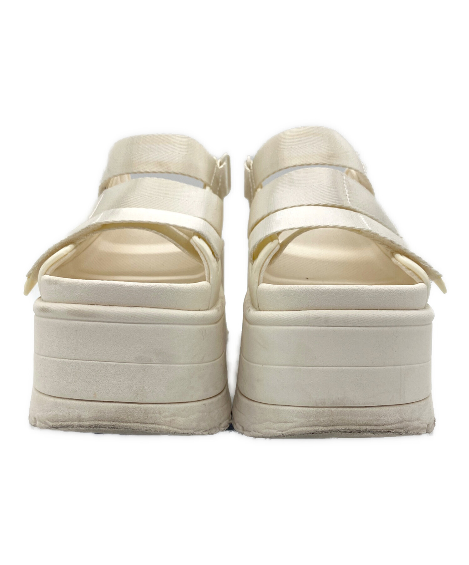 美品　UGG サンダル アイボリー/ブラウン 中古・古着通販】UGG (アグ) サンダル アイボリー サイズ:24cm
