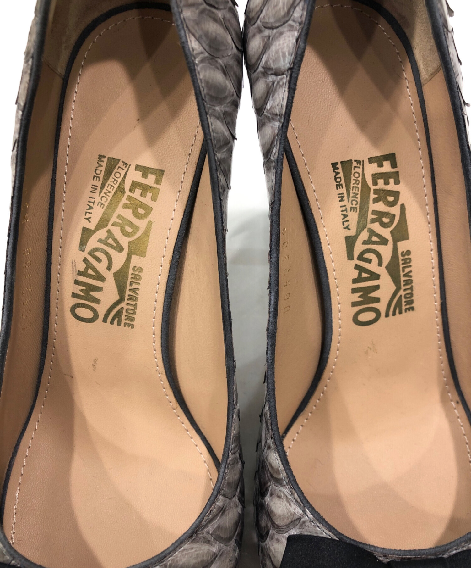 美品✨サルヴァトーレフェラガモ　スエードパンプス　グレー　 22.5cm相当 中古・古着通販】Salvatore Ferragamo (サルヴァトーレ フェラガモ