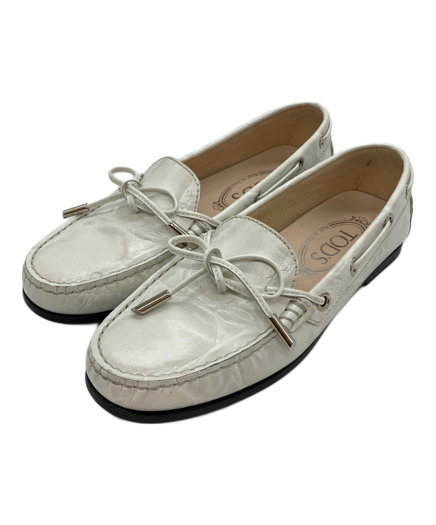 未使用級　TOD'S ドライビングシューズ ホワイト 中古・古着通販】TOD'S (トッズ) クロコ型押しリボン ドライビング