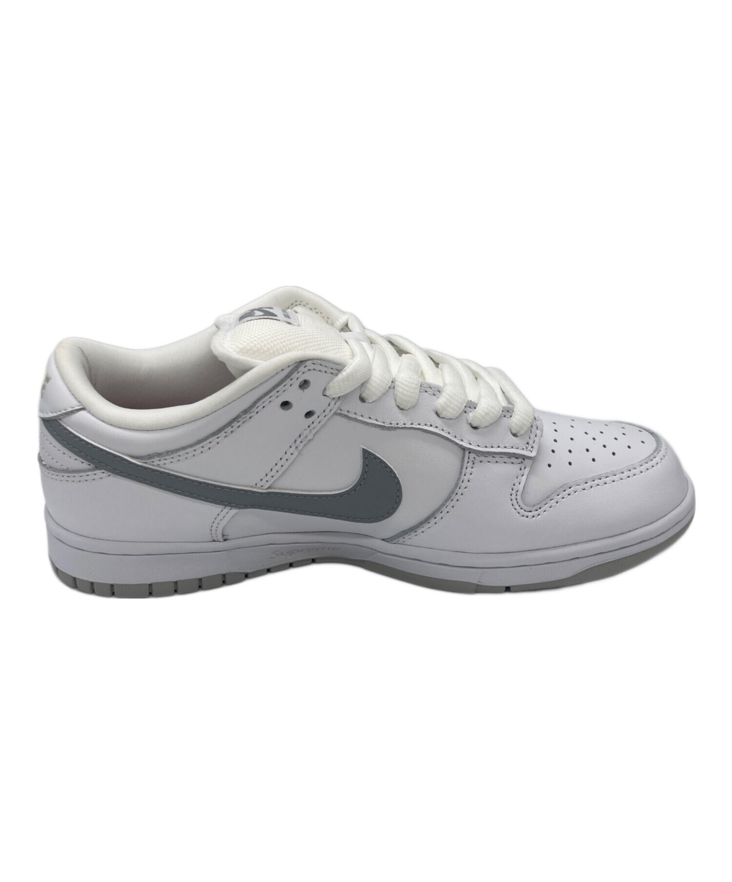Supreme × Nike SB Dunk Low \"White/ Silve Supreme × Nike SB Dunk Low 