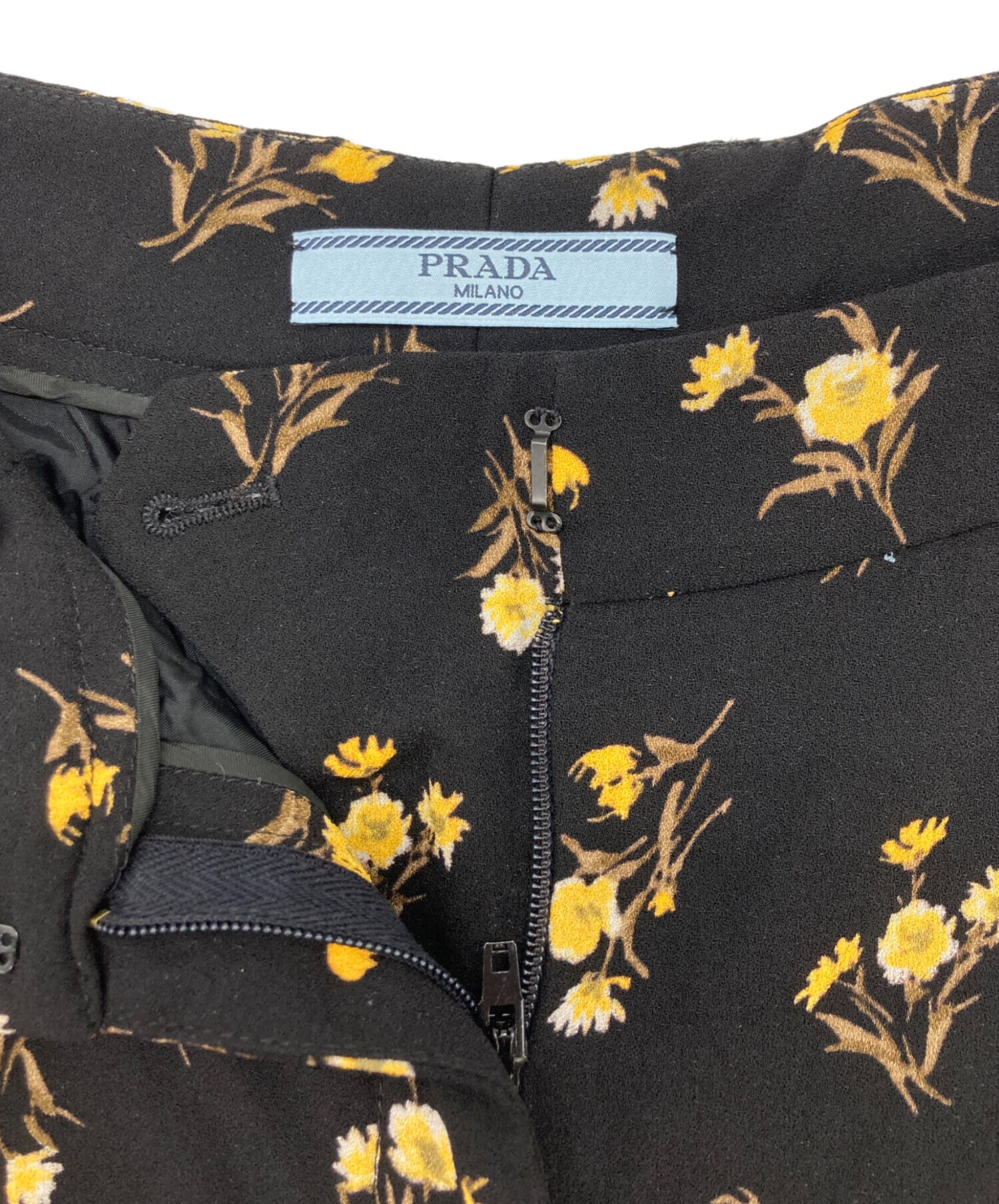 PRADA プラダ ロゴ入り 花柄 パンツ 中古・古着通販】PRADA (プラダ) 花柄イージーパンツ ブラック サイズ