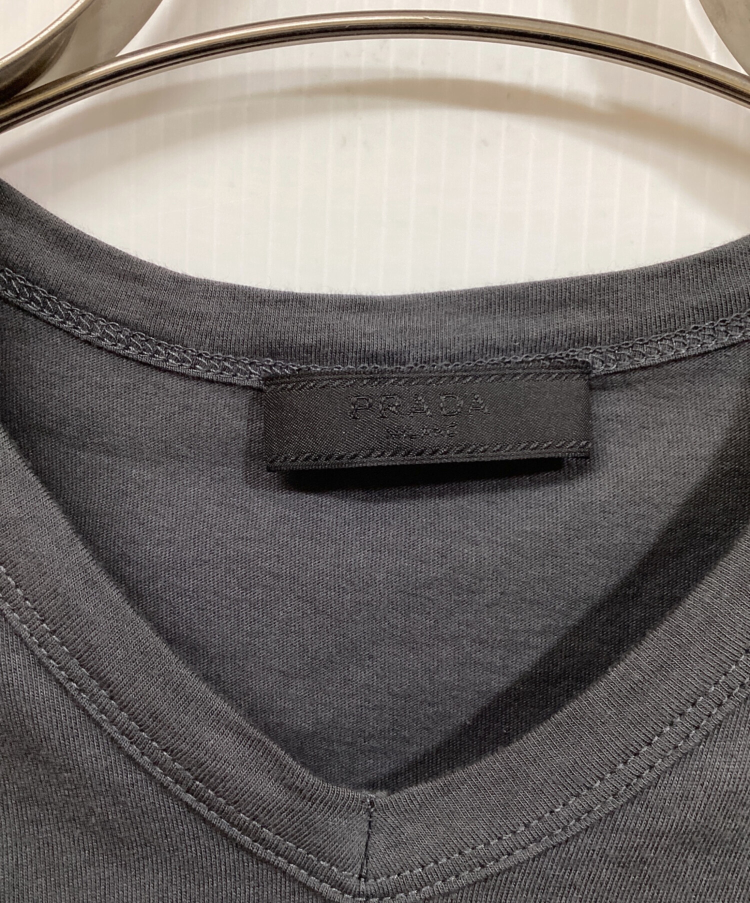 中古・古着通販】PRADA (プラダ) ロゴ刺繍 VネックTシャツ グレー