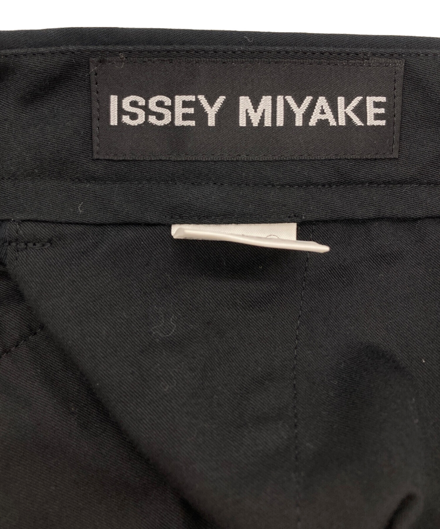 ISSEY MIYAKE スラックス ブラック 中古・古着通販】ISSEY MIYAKE (イッセイミヤケ) スラックス ブラック