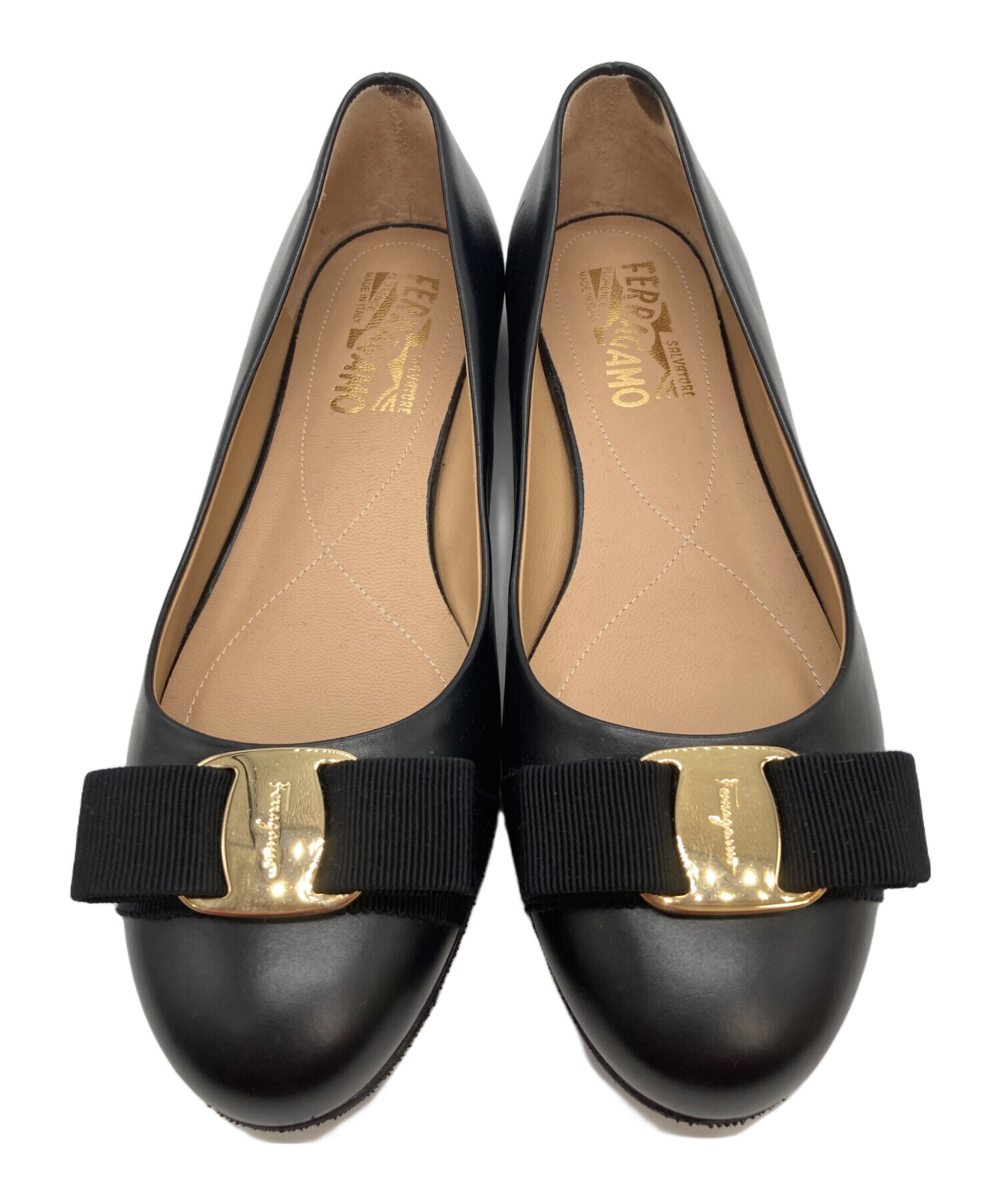 サルヴァトーレフェラガモ  パンプス ブラック  Salvatore Ferragamo BOUTIQUE リボン 永遠の定番。フェラガモ ヴァラリボンパンプス[2016.04.16発行]｜トレ