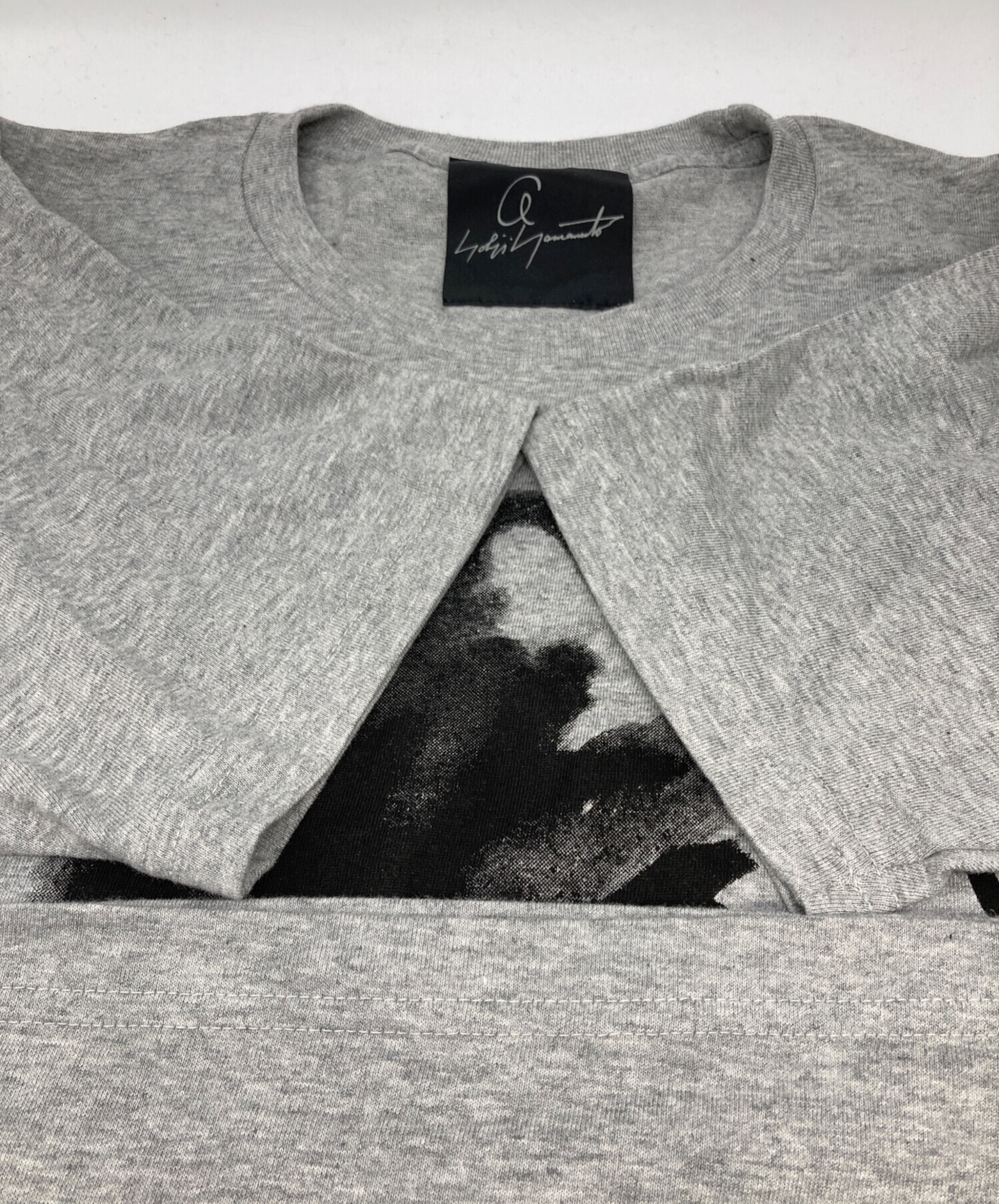 YOHJI YAMAMOTO +NOIR Tシャツ・カットソー S グレー 【古着】【中古】【送料無料】 中古・古着通販】YOHJI YAMAMOTO (ヨウジヤマモト) 画と機 プリントT