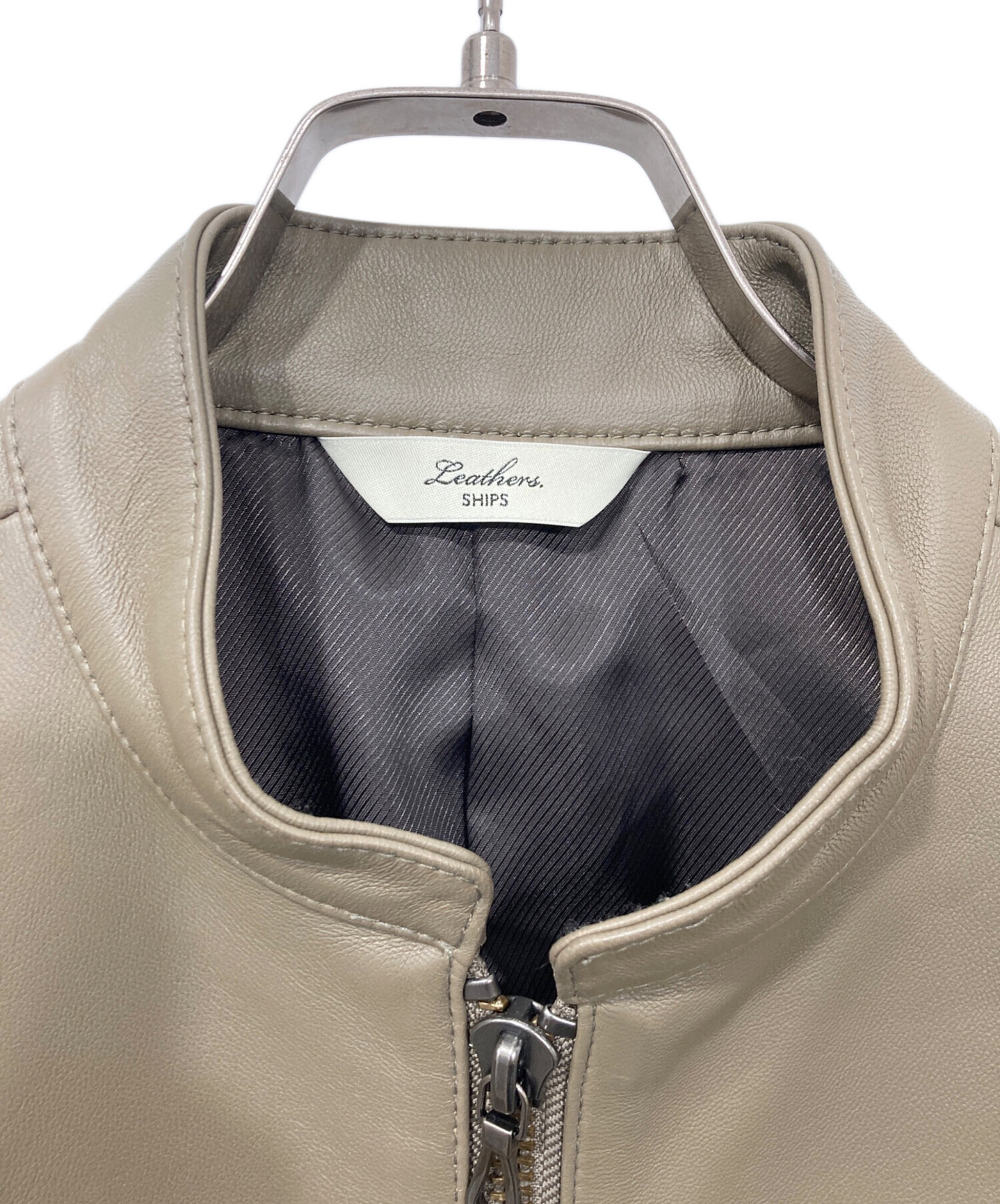 SHIPS グレーベージュ レザー ライダースジャケット 38 中古・古着通販】SHIPS (シップス) ラムレザー シングルライダース