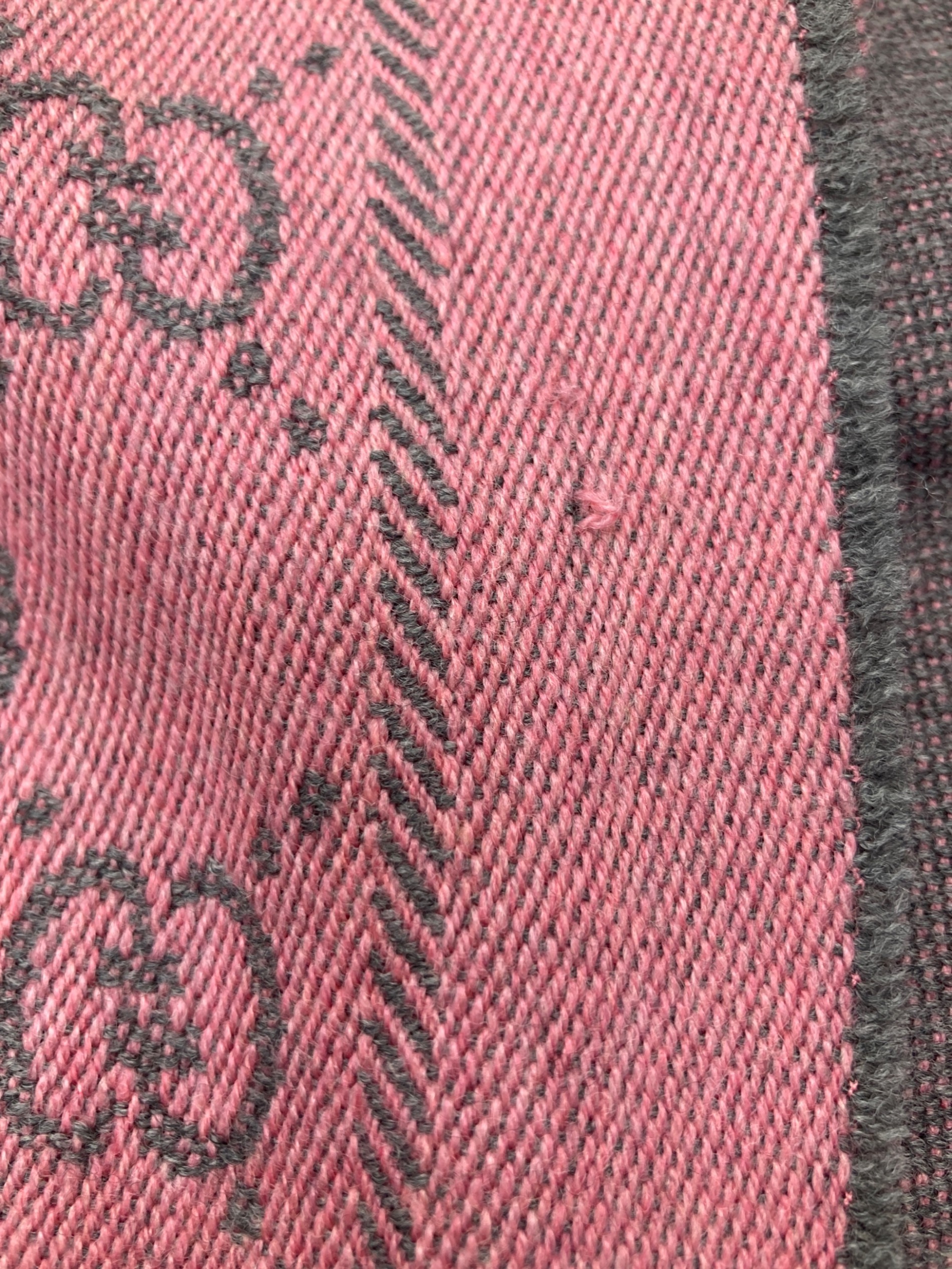 GUCCI グッチ マフラー ピンクカラー 即発送可能 正規店購入 中古 GUCCI グッチ マフラー ピンクカラー 即発送可能 正規店購入 中古