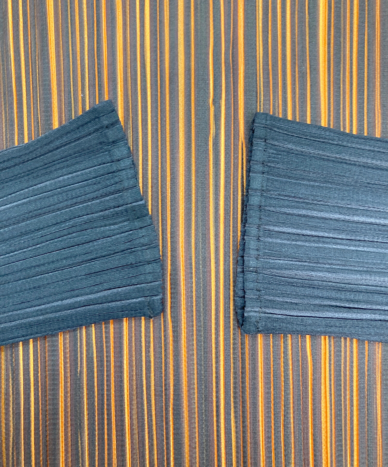 PLEATS PLEASE タンクトップ（オレンジ・黒・青） 252941F111015_1.jpg