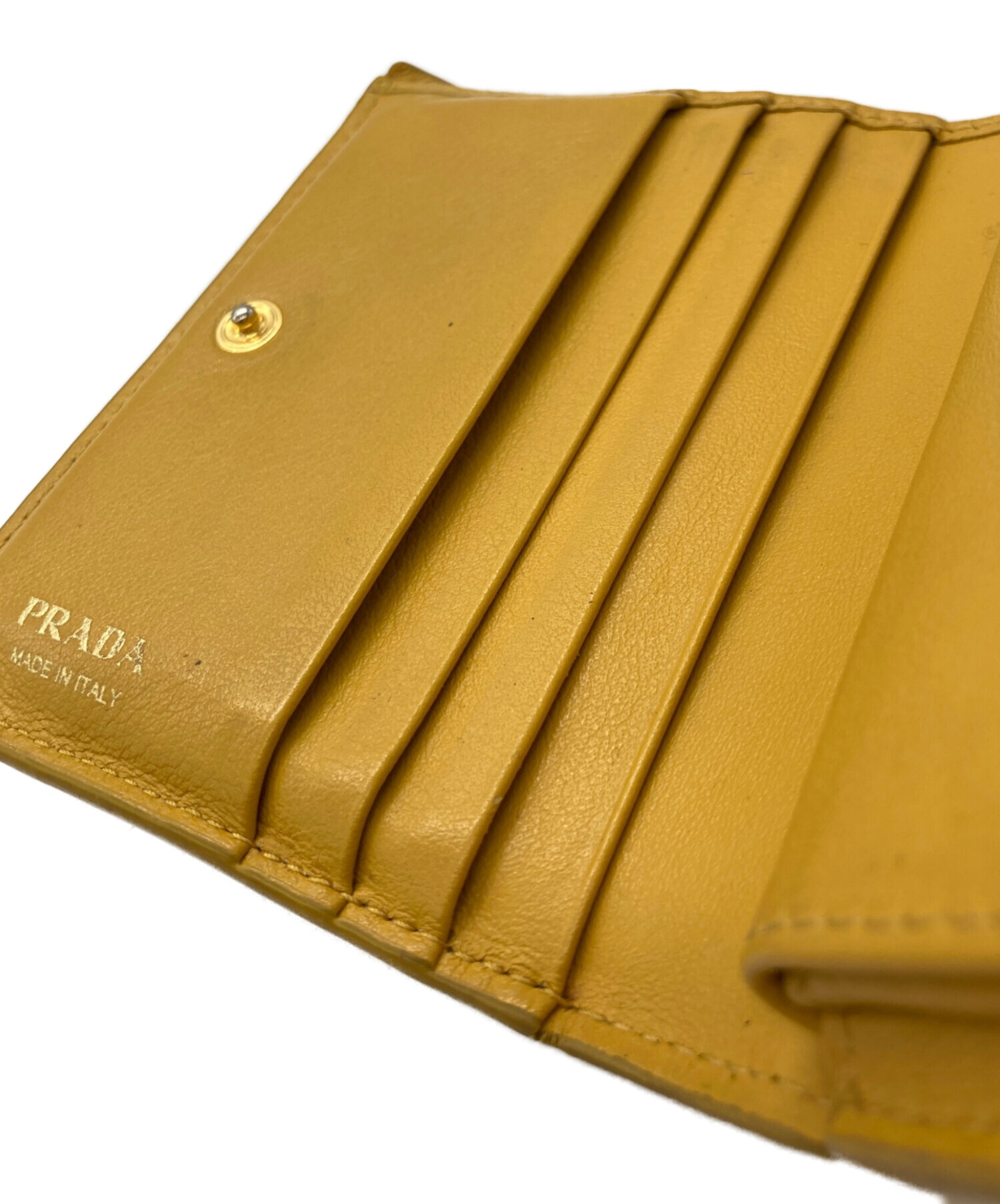 PRADA サフィアーノレザー 二つ折り財布（イエロー）【保証書•専用箱付】 中古・古着通販】PRADA (プラダ) サフィアーノ2つ折り財布 イエロー