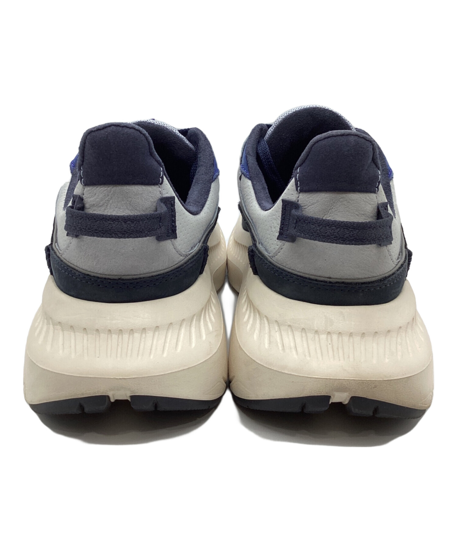 UGG ネイビー ホワイト スニーカー 中古・古着通販】UGG (アグ) ローカットスニーカー ネイビー×ホワイト