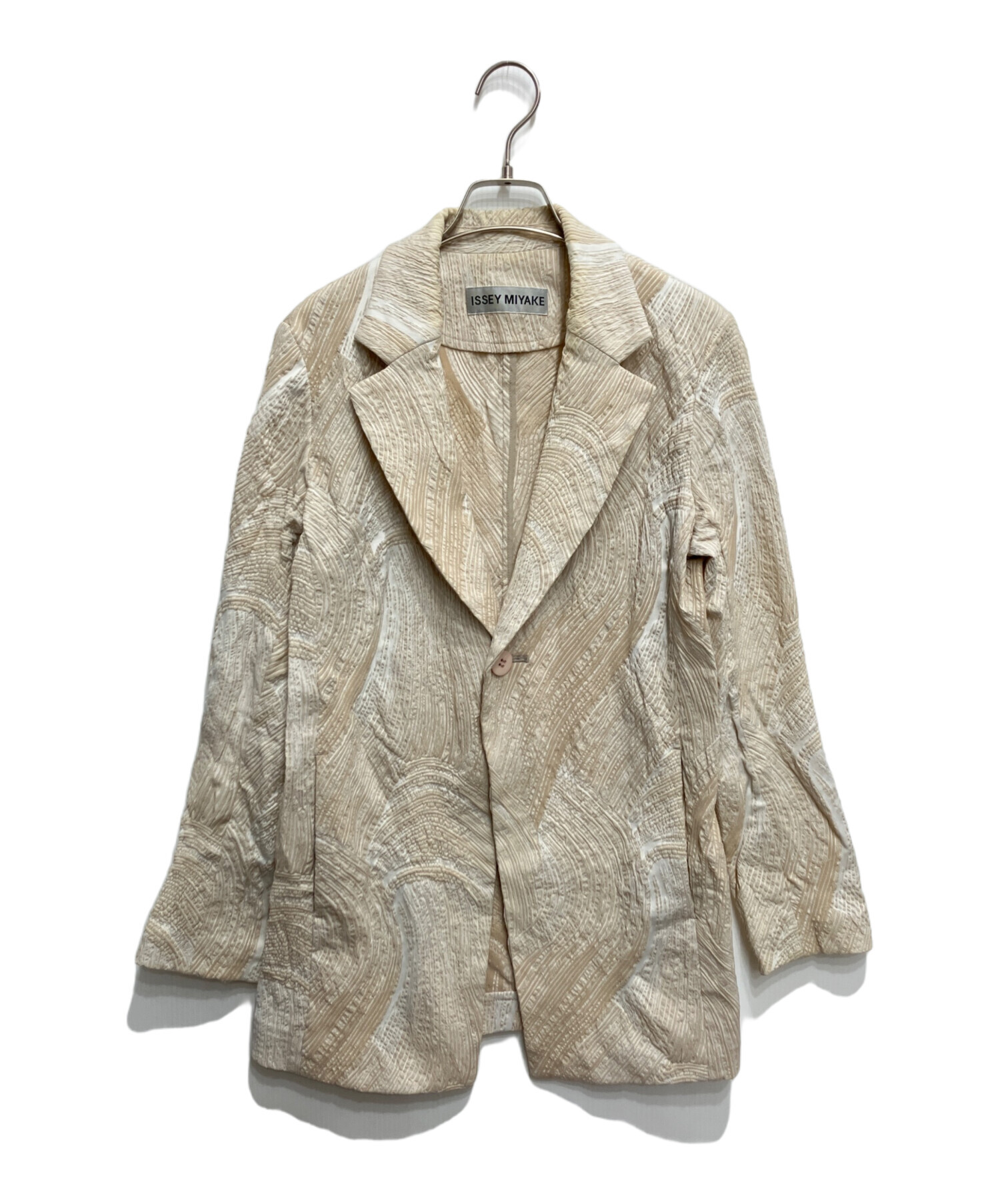 イッセイミヤケ 2Bシングル テーラードジャケット ベージュ 3号 ナイロン 中古・古着通販】ISSEY MIYAKE (イッセイミヤケ) 総柄テーラード