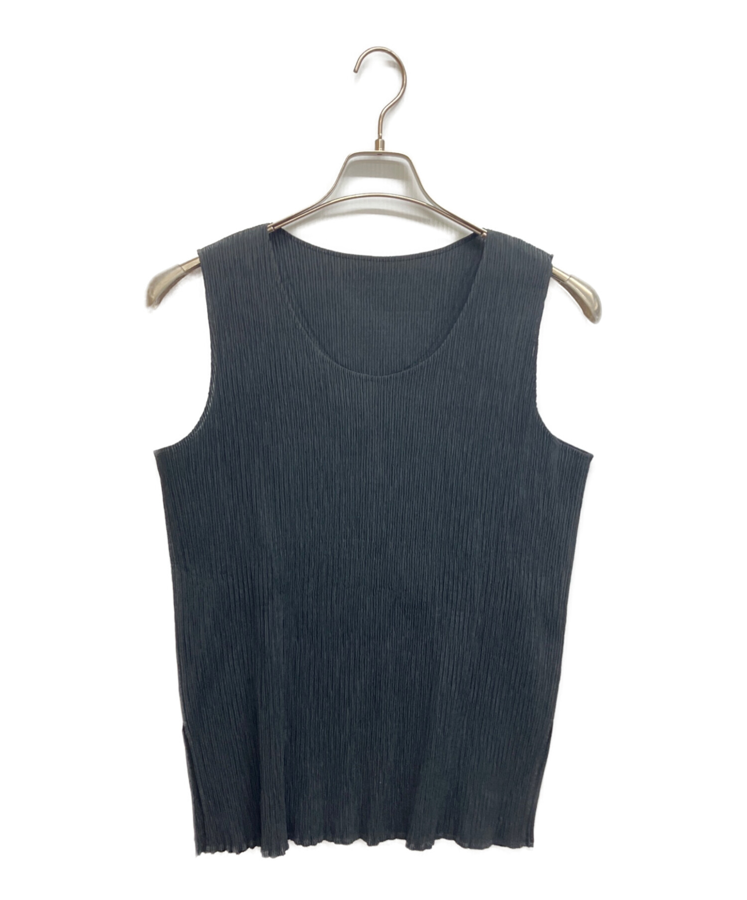 me ISSEI MIYAKE ストレッチノースリーブ　新品タグ付 中古・古着通販】ISSEY MIYAKE (イッセイミヤケ) ノースリーブプリーツ