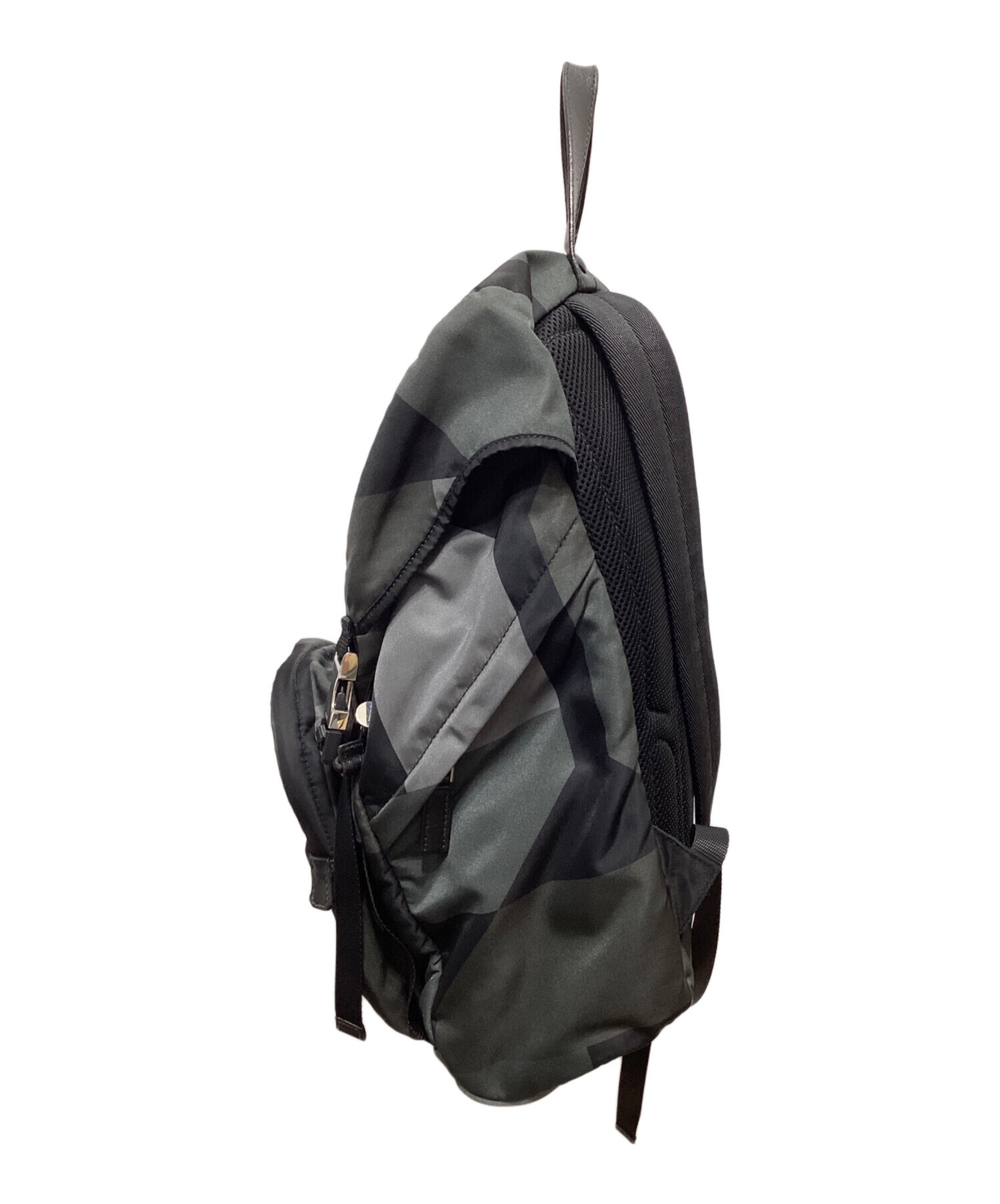 PRADA 幾何学模様 リュック 中古・古着通販】PRADA (プラダ) Re-Nylon 幾何学 バックパック カーキ