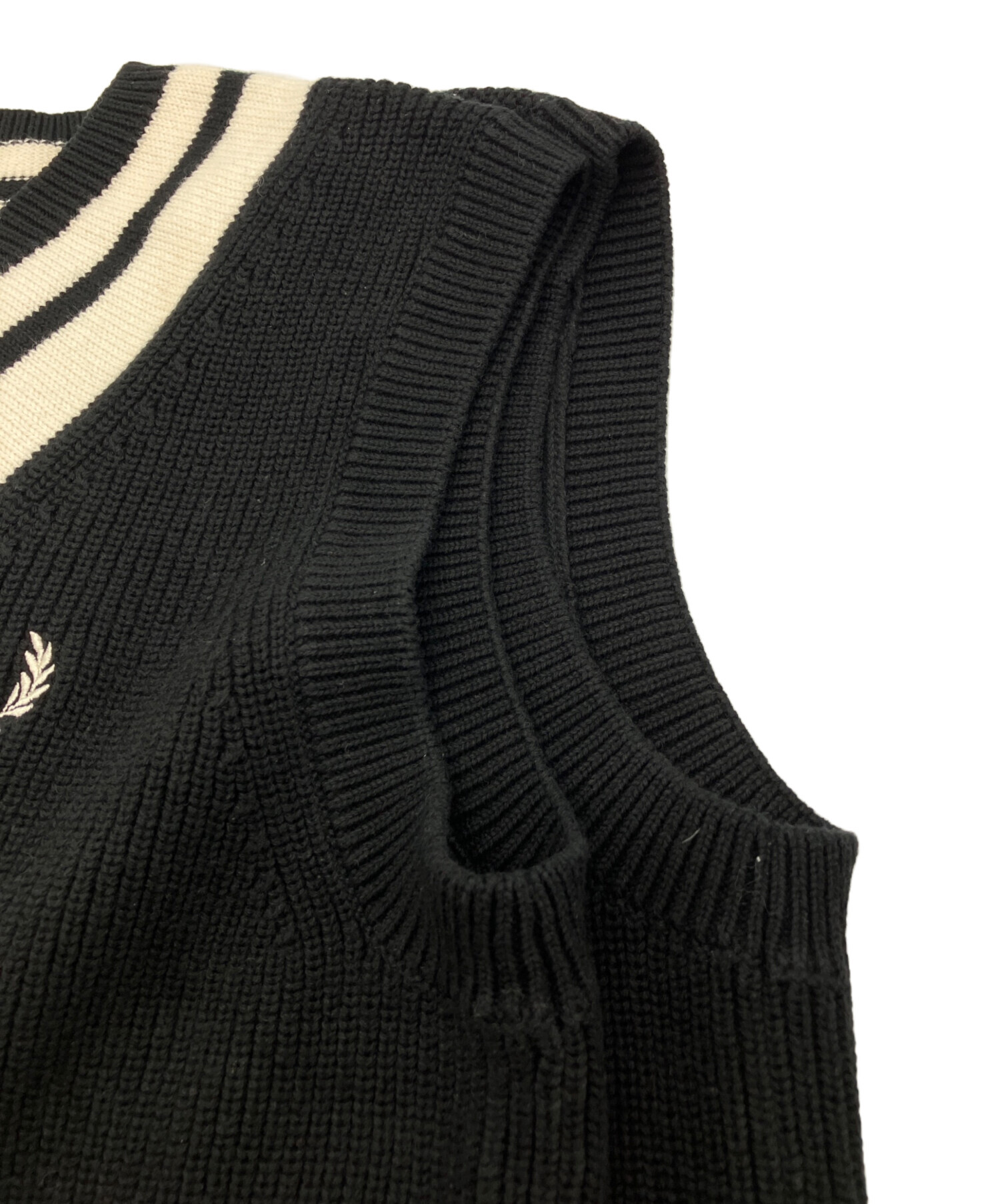 中古・古着通販】FRED PERRY (フレッドペリー) Striped Trim V-Neck